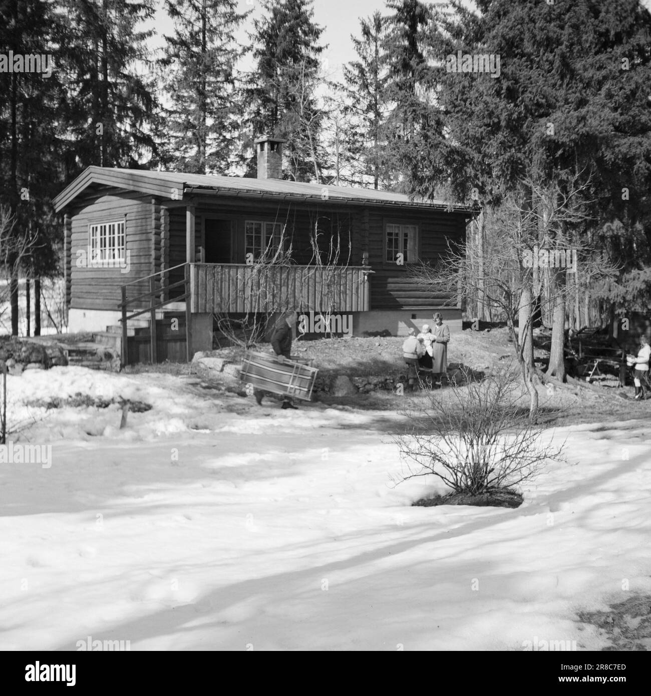 Réel 9-1-1947: Einar Gerhardsen discussion informelle privée avec le Premier ministre Einar Gerhardsen a 50 ans le 10 mai, et à cette occasion, 'Aktuell' l'a recherché à sa cachette, le chalet 'Kristi Rolighet' à Bærum. Editor Per Bratland décrit la vie là-bas dans le texte et les images. Dans une conversation avec le jubilé, les problèmes politiques de la plus grande portée sont abordés. 'Kristi Rolighet' est un beau petit cottage avec un salon avec une cheminée, une cuisine et deux petites chambres, juste assez grandes pour tous les membres de la famille. Photo: Aktuell / NTB ***PHOT Banque D'Images