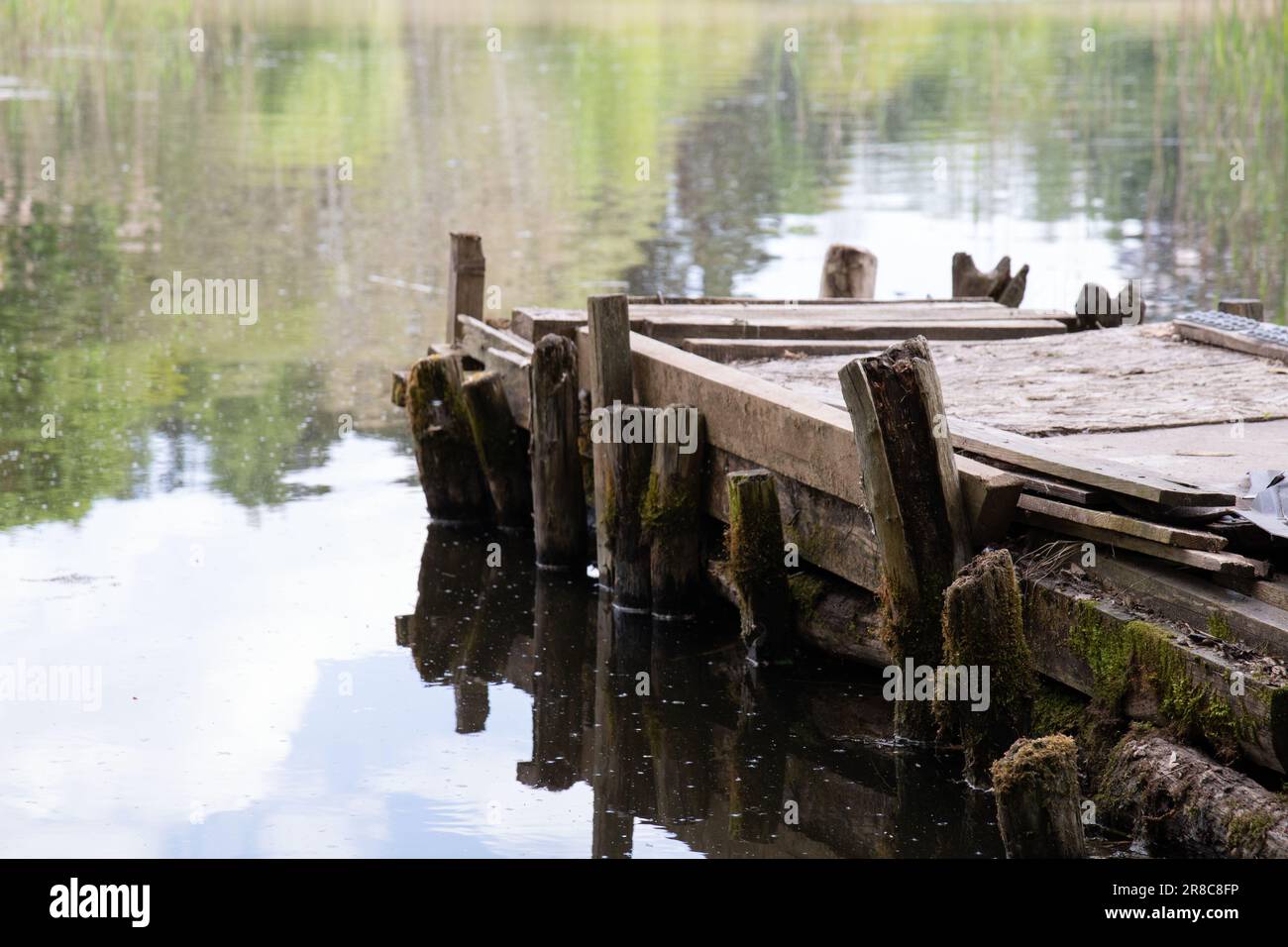 photo étang avec une rampe, réflexion dans l'eau Banque D'Images