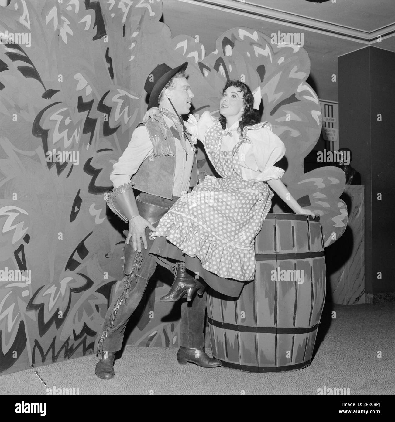 Actuel 21-9-1960: L'Occident sauvage à Oslo la crise de printemps est un phénomène annuel dans nos théâtres, même si le personnel en exercice est maintenu en vie par des fonds publics. Aujourd'hui à la veille de la saison, Det Norske Teatret a repris l'opérette américaine 'Oklahoma' avec un environnement de cowboy authentique. Photo: Ivar Aaserud / Aktuell / NTB ***PHOTO NON TRAITÉE*** Banque D'Images