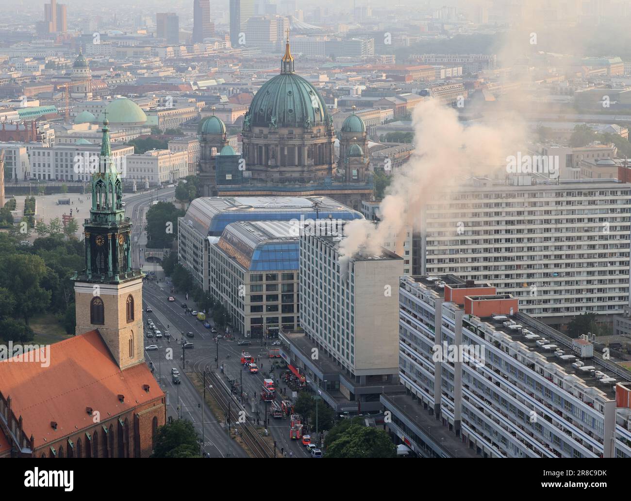 Berlin, Allemagne. 20th juin 2023. De la fumée s'élève dans un bâtiment de grande hauteur, avec