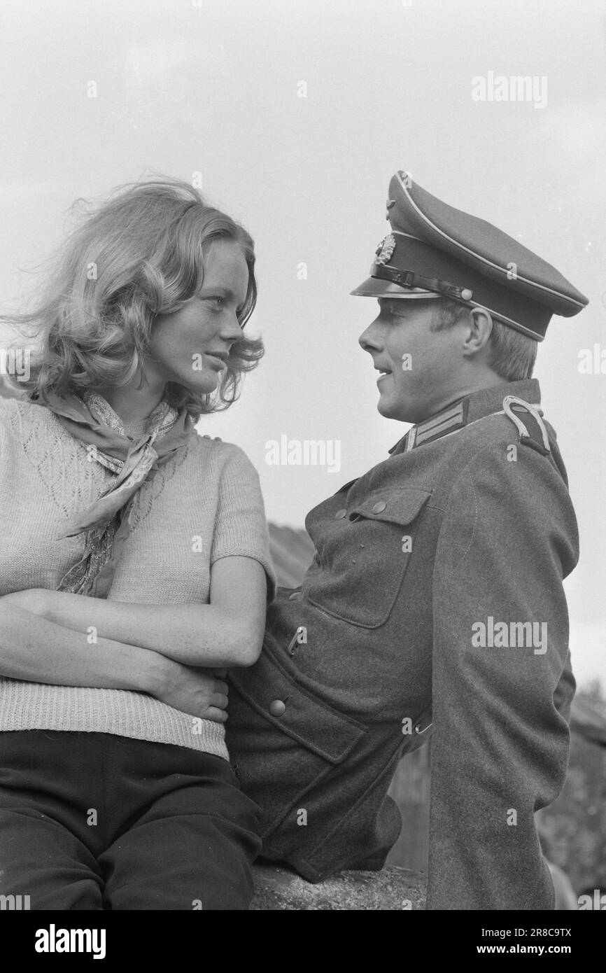 Courant 34 - 3 - 1974: L'amour sur la scènel'histoire dramatique de l'amour entre le non-officier allemand Willi Jutzi et une fille norvégienne est maintenant recréée sur film. Les deux ont vécu pendant des mois dans les zones frontalières entre la Suède et la Norvège. Les deux rôles principaux sont joués par l'étudiante en sciences infirmières de 21 ans et l'ancienne Miss Norway, Aina Walle et l'acteur allemand Siemen Rühaak. Swede Jan Nygren, de Dramaten à Stockholm, a un rôle important à jouer. Le directeur est Eldar Einarsson. « Faneflukt » est son premier film. Photo: Ivar Aaserud / Aktuell / NTB ***PHOTO NON TRAITÉE*** Banque D'Images