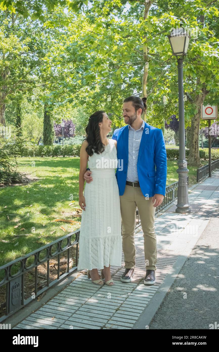 Happy young couple mariés Banque D'Images