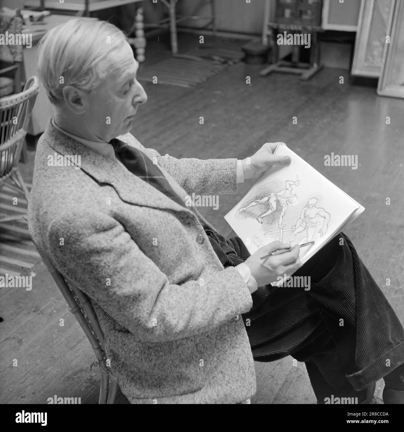 Actuel 25/26- 1950: Des missions honorables de l'architecte ONU Arnstein Arnstein Arneberg et peintre Per Krohg ont été consacrées à la décoration honorable de la salle de réunion du Conseil de sécurité. Per Krohg est le peintre norvégien qui a eu les tâches les plus monumentales. Au cours des dernières années, il est passé d'un travail majeur à un autre. Il travaille actuellement dans un studio de la tour de l'hôtel de ville ouest sur la grande photo des Nations Unies, qui sera peinte sur toile parce qu'une fresque était trop chère. Dans le studio, il a aussi des cartons pour ses fresques de la mairie, et c'est l'un d'eux que lui et ses Banque D'Images