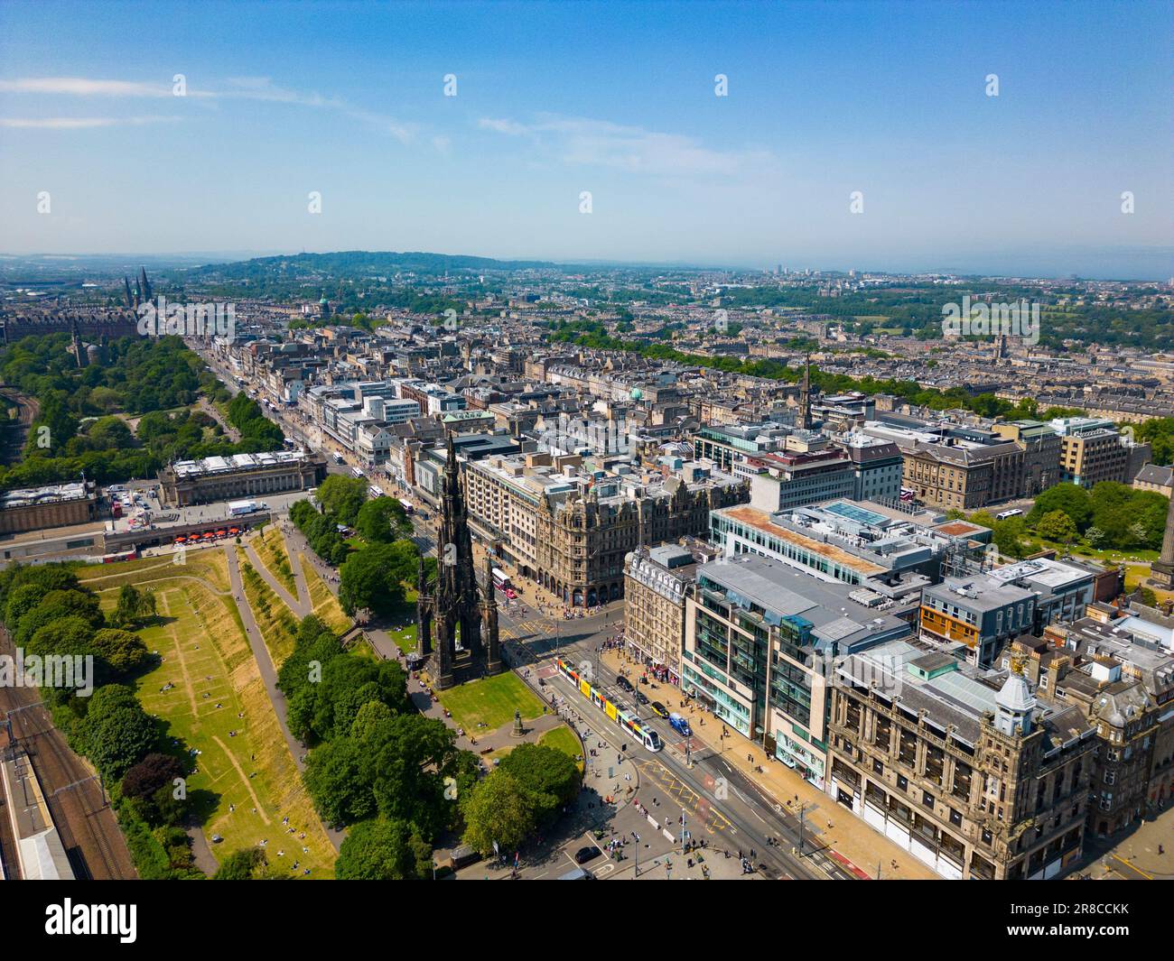 Vue aérienne des jardins de Princes Street et de Princes Street à Édimbourg, Écosse, Royaume-Uni Banque D'Images