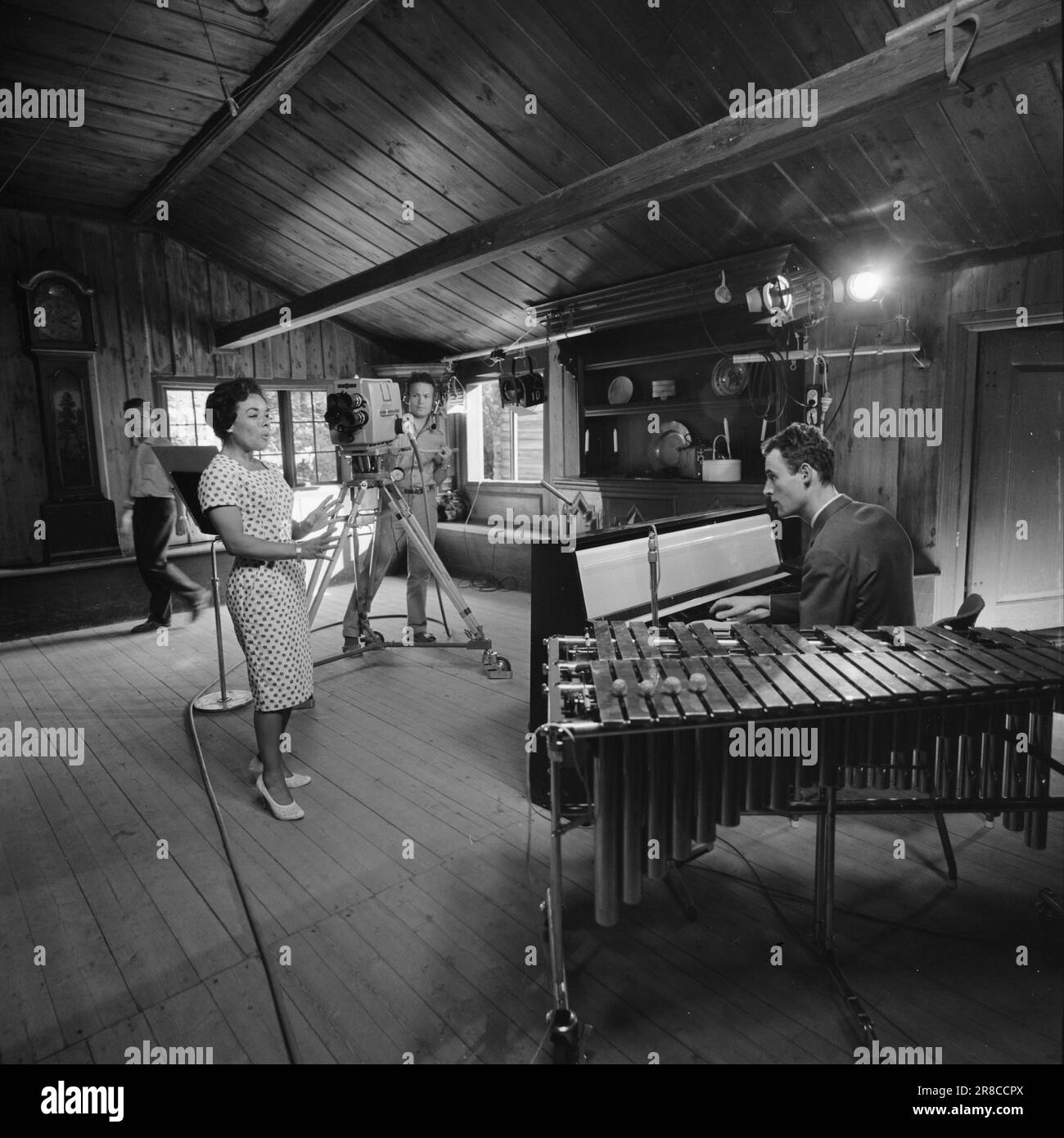 Courant 29-8-1960: Quatorze jours pour une heure Norsk TV a travaillé jour et nuit en face de la rue Programme Hans du Folk Museum. Puis il y avait aussi le plus grand schéma Eddie Calvert, l'homme avec la trompette dorée, avait jamais fait partie. Des préparations méticuleuses à long terme et un appareil technique complexe se trouvent derrière l'image que nous voyons sur l'écran de télévision. Vera Mc. Kaye essaie pour la dernière fois dans l'Østerdalsstua et se trouve à l'aise dans l'ancien environnement agricole norvégien en dehors du Bygdøy Folkemuseum. Photo: Ivar Aaserud / Aktuell / NTB ***PHOTO NON TRAITÉE*** Banque D'Images