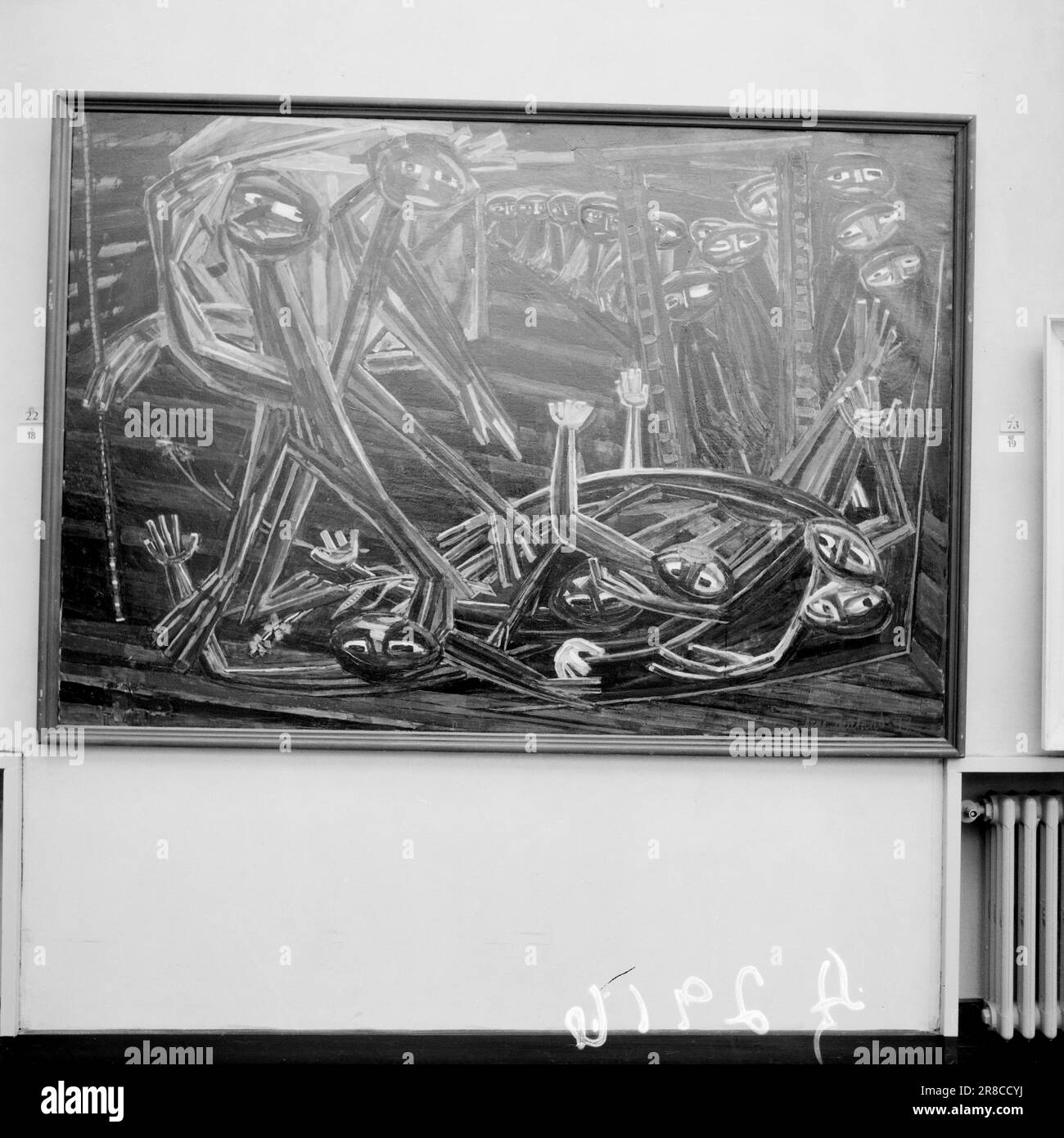 Actuel 21-1-1947: L'automne des artistes l'exposition annuelle d'art de l'État, qui est habituellement appelée juste l'exposition d'automne, peut cette année célébrer son anniversaire de 60th. Elle a eu lieu pour la première fois en 1883, et cette année aurait dû être l'anniversaire de 65th, mais les cinq années mortes de la guerre se sont écoulées entre les deux. Arne Bruland s'est éloigné de la nature dans sa peinture expressive et fortement dramatique 'Undertrykkelse'. Photo: Aktuell / NTB ***PHOTO NON TRAITÉE*** Banque D'Images