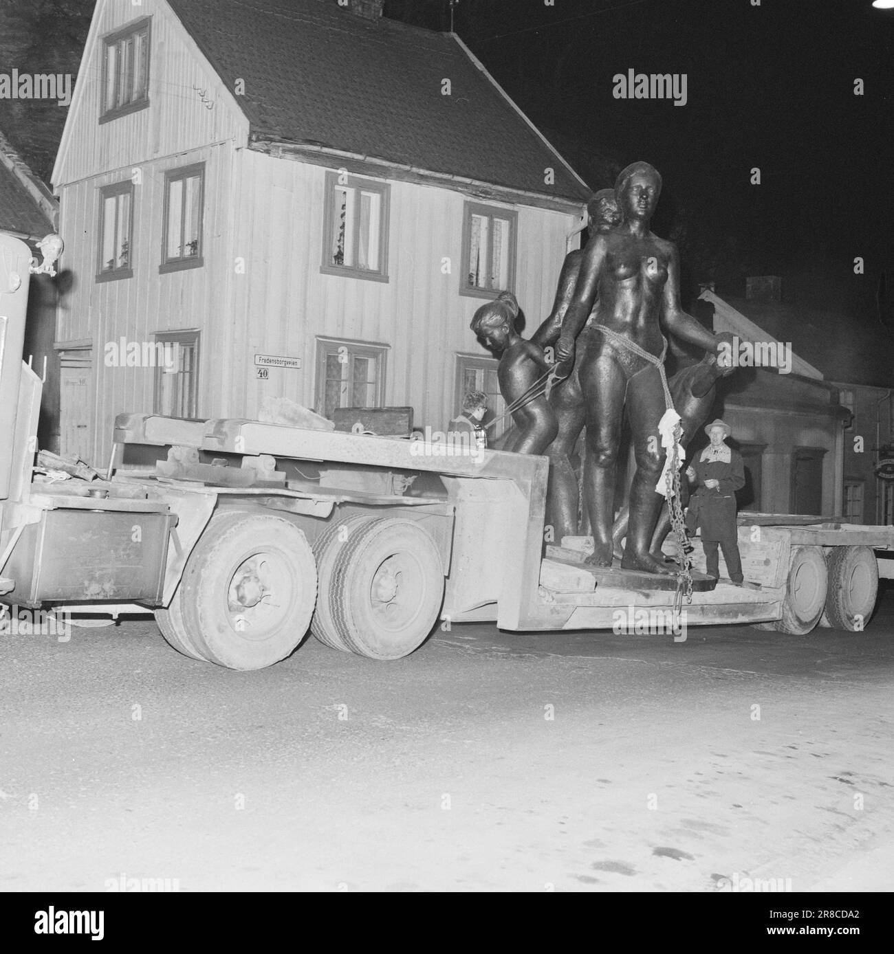 Courant 20-2-1960: Amalie lors d'un voyage en ville Amalie, son ami et les enfants pèsent 2,5 tonnes ensemble et mesurent 3,5 mètres. Ils ont été créés par le sculpteur Emil lie, et ont été transportés de la vallée d'Ila à Rådhusplassen, où ils ont vue sur le port depuis une colonne de quatre mètres de haut. Située au-dessus des jardins de Fredensborgveien, la statue piqueuse était dressée et dressée sans pourronner les familles au troisième étage. Photo: Ivar Aaserud / Aktuell / NTB ***PHOTO NON TRAITÉE*** Banque D'Images