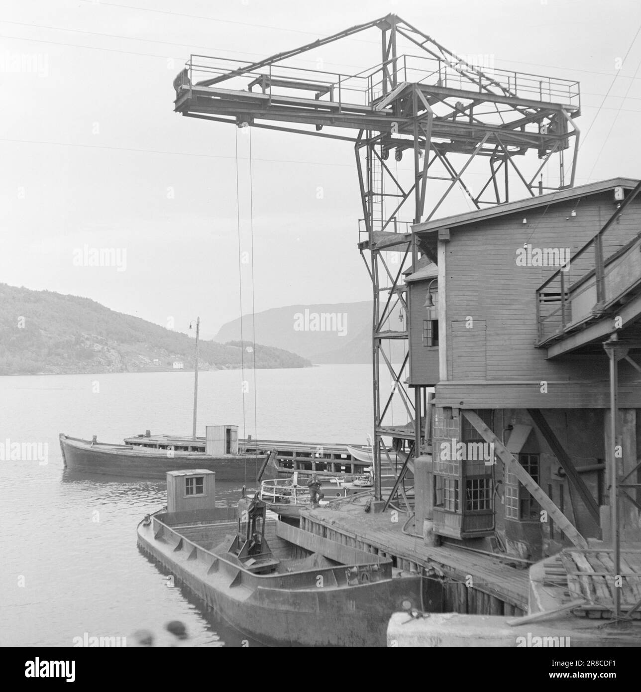 Courant 17-1950: L'industrie dans les eaux destroetBetween montagne enneigée à la frontière suédoise, très à l'est de Bodø, se trouve Sulitjelma. Les habitants de cette ville de montagne sont entièrement dépendants de l'exploitation minière et des mines de cette ville. Les communications sont mauvaises. Au printemps et en automne, Sulitjelma peut être complètement isolé du monde extérieur. Les 3 000 personnes qui y vivent sont toutes des « nous » et vivent leur propre vie - presque comme un état dans un état. Photo: Sverre A. Børretzen / Aktuell / NTB ***PHOTO NON TRAITÉE*** Banque D'Images