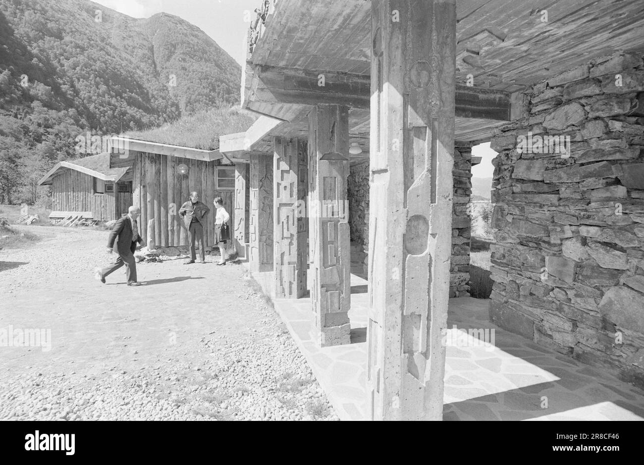 Réel 26 - 5 - 1974: Arbres et kins pour les touristes Brekkestranda Hotell, Brekke à Ytre Sogn, une belle colonie sur le côté sud du puissant Sognefjord, n'est pas seulement une forme étrange de maison et une attraction touristique, Mais aussi une expression de rébellion d'un architecte qui a été formé à Copenhague pour créer des super maisons avec style avec Vestre Vika, assemblé à partir de blocs de construction préfabriqués et combiné avec l'aide d'un ordinateur en blocs de construction rationnels, sans âme et à angle droit. L'architecte est Bjørn Simonnæs de Bergen, qui s'appelle un constructeur de nid, a un bureau de fête/WO Banque D'Images
