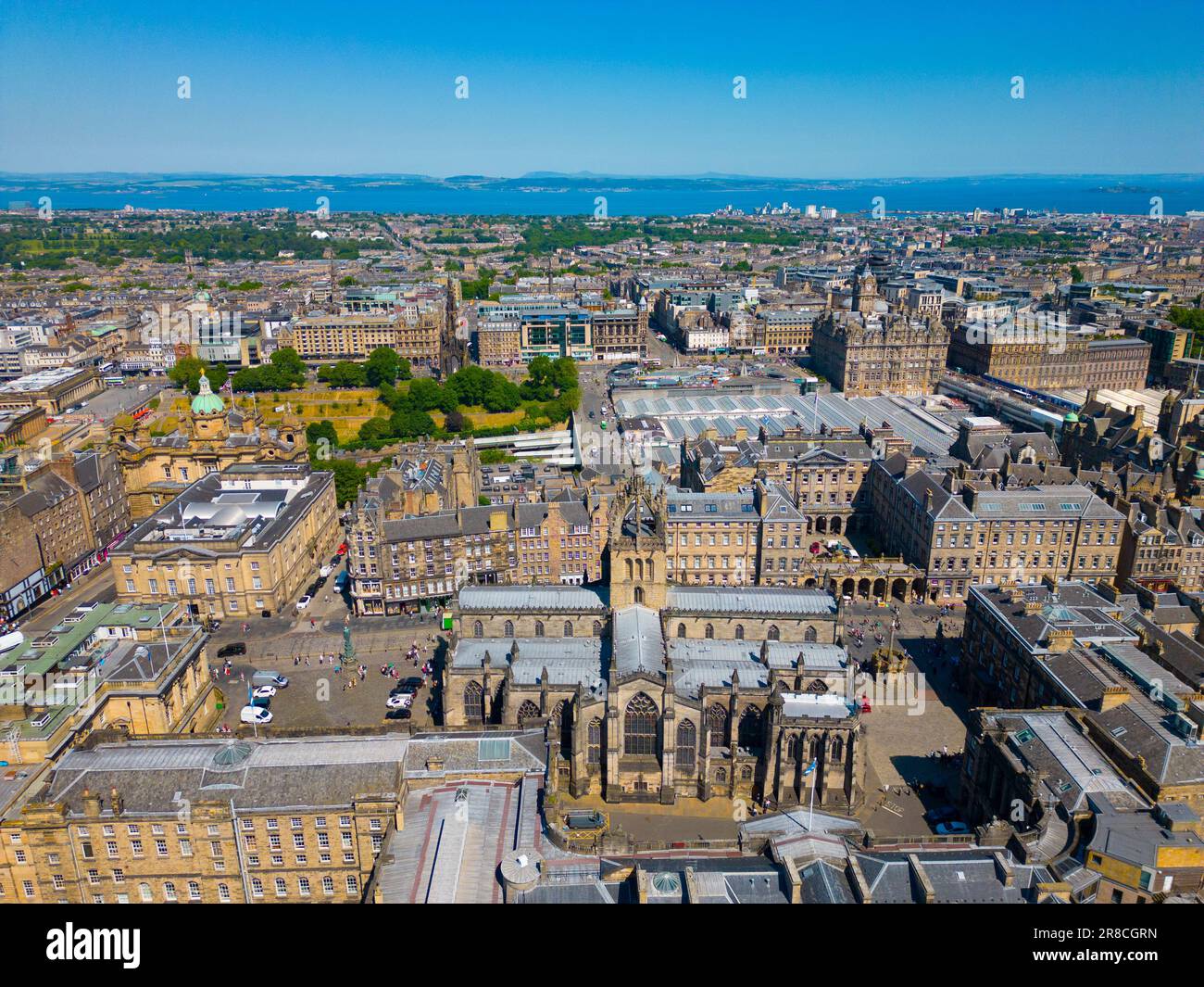 Vue aérienne de la cathédrale St Giles dans la vieille ville d'Édimbourg, site classé au patrimoine mondial de l'UNESCO, Écosse, Royaume-Uni Banque D'Images