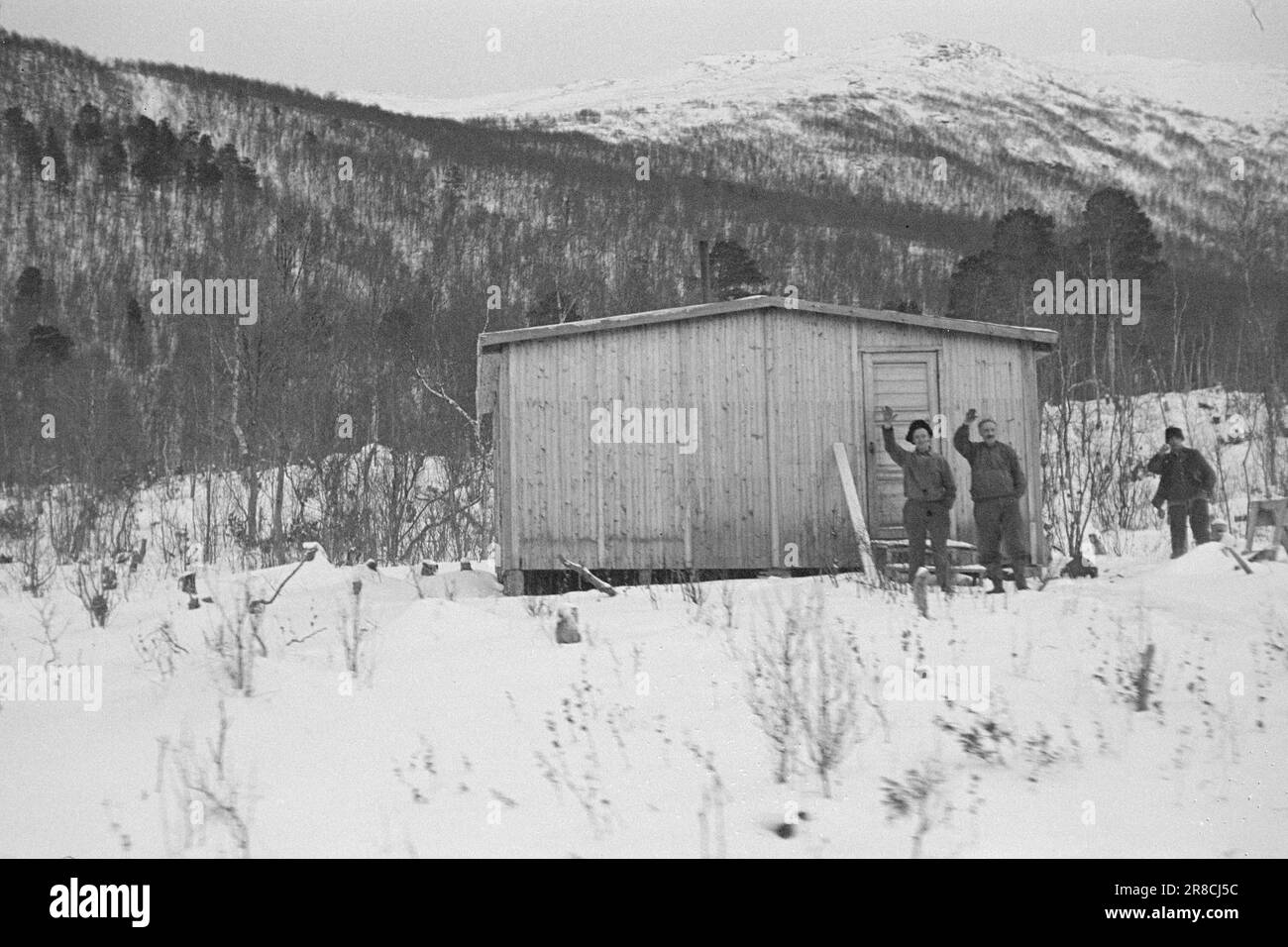 Réel 1- 1948: Le nord et le sud de la Norvège liés ensemble [image 0116]le 8 décembre 1947, Nordlandsbanen, ou Nord-Norgesbanen comme on devrait plutôt l'appeler, a ajouté quelques miles à sa croissance. La ligne Mo i Rana-Lønsdal a été ouverte à la circulation générale. Une nouvelle étape du Nord-Norgesbanen est ainsi achevée. Mais Lønsdal n'est pas le point final, la voie doit aller beaucoup plus au nord, - y a-t-il une raison de gonfler cet incident à plus qu'un intermesso technique ferroviaire? Oui, c'est vrai. Cet événement, qui a eu lieu sans aucune exposition majeure de pompe cérémoniale et splendeur, dans realit Banque D'Images