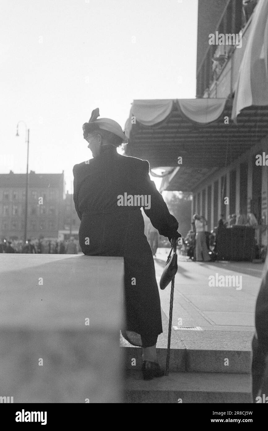 Réel 16-1947: Cent mille rendent hommage au roi pendant 75 ans Oslo avait tiré tous les arrêts pour l'anniversaire du roi Haakon 75th le 3 août. L'image du roi s'oppose à un dans toutes les tailles et éditions de presque toutes les fenêtres de magasin. Les festivités royales ont duré trois jours. Le point culminant des festivités d'Oslo a sans aucun doute été la promenade en voiture du roi dans la ville dimanche. Une dame âgée s'est installée sous le balcon de l'hôtel de ville et écoute le roi et les acclamations. Photo: Aktuell / NTB ***PHOTO NON TRAITÉE*** Banque D'Images