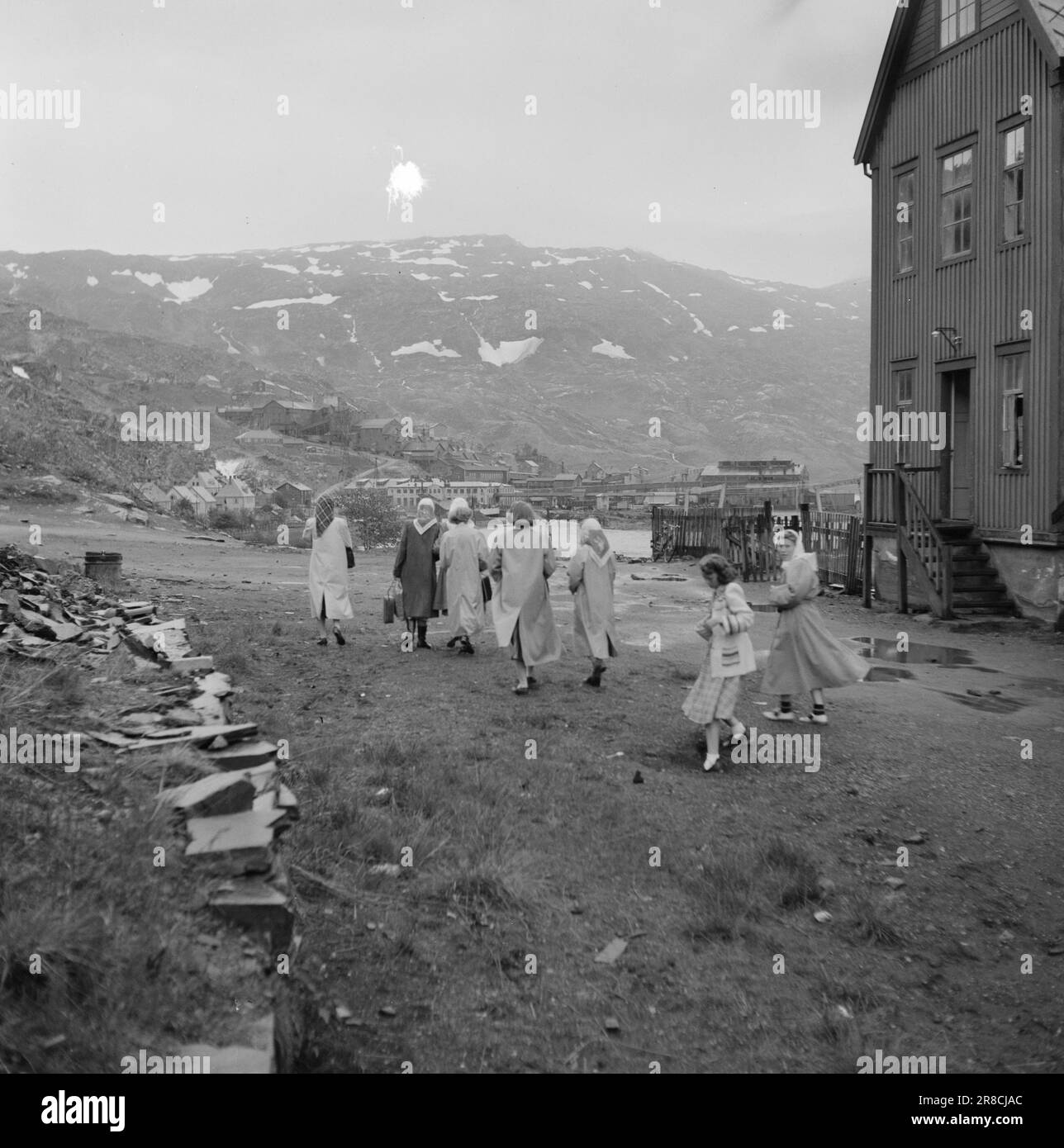 Courant 17-1950: L'industrie dans les eaux destroetBetween montagne enneigée à la frontière suédoise, très à l'est de Bodø, se trouve Sulitjelma. Les habitants de cette ville de montagne sont entièrement dépendants de l'exploitation minière et des mines de cette ville. Les communications sont mauvaises. Au printemps et en automne, Sulitjelma peut être complètement isolé du monde extérieur. Les 3 000 personnes qui y vivent sont toutes des « nous » et vivent leur propre vie - presque comme un état dans un état. Photo: Sverre A. Børretzen / Aktuell / NTB ***PHOTO NON TRAITÉE*** Banque D'Images