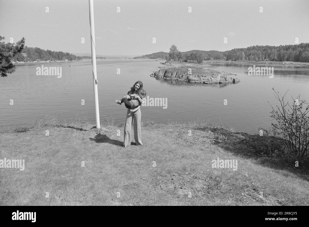 Courant 21 - 1974: Wenche à la maison Wenche Myhre - de la réussite avec Povel Ramel à Berns à Stockholm à une visite rapide à la maison sur Nesøya pour faire des enregistrements pour un grand spectacle de Wenche sur la télévision allemande, où son fils Kim prendra également part. Photo: Aage Storløkken / Aktuell / NTB ***PHOTO NON TRAITÉE*** Banque D'Images