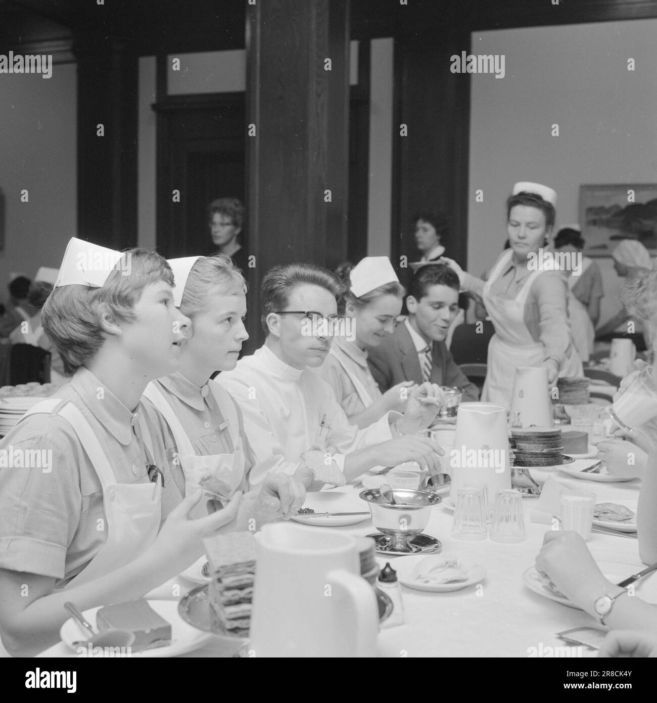 Réel 46-4-1960 : 'Sister' est un homme.Ottar Sveinne est un étudiant à l'hôpital d'Ullevål, il va devenir une infirmière. - Fatigué d'être tout à fait le seul homme pendant la pause déjeuner dans la cantine? Loin de. En passant, Has Ullevål a maintenant 16 étudiants de sexe masculin (deux d'entre eux sont d'Ethiopie) et entre 20 et 30 diplômés ont formé des infirmières de sexe masculin. Les délégations étrangères se rendent souvent à Ullevål pour étudier l'arrangement avec les hommes 'sisters'. Il peut remédier à la pénurie de soins photo; Ivar Aaserud / Aktuell / NTB ***PHOTO PAS D'IMAGE TRAITÉE*** Banque D'Images