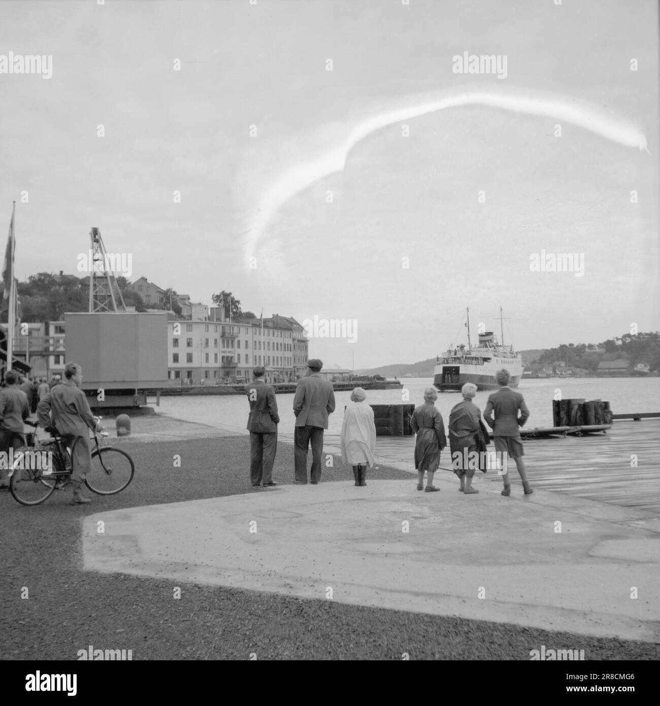 Courant 17-2-1947: Arendal, berceau de l'art de vivre Arendal, également appelé la « Venise du Nord » a été pendant plus de 100 ans la principale ville maritime en Norvège. Les voiliers de la ville ont été trouvés sur toutes les mers, et la ville et le quartier ont semé la vie quand les navires sont revenus à la maison en automne avec des charges lourdes. L'apogée d'Arendal s'est terminée à la fin du 19th siècle par un grave krach bancaire qui a créé une détresse et une misère sans précédent. Des gens de petite classe ont organisé des associations de « solidarité » pour s'occuper de leurs intérêts, et « la bande côtière douce » est devenue pour un temps le centre du soc Banque D'Images