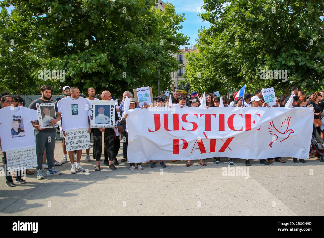 Marseille, France. 18th juin 2023. Les manifestants tiennent une bannière exprimant leur opinion pendant la manifestation. Après la première marche sur 10 juin 2023, plusieurs ont répondu à l'appel du collectif de familles de victimes d'assassinats à marcher de nouveau dans les rues de Marseille. Ils ont dénoncé l'absence de l'Etat et demandé plus de moyens pour la justice. Deux gangs se battent actuellement dans la ville pour dominer le trafic de drogue, faisant de jeunes victimes. (Credit image: © Denis Taust/SOPA Images via ZUMA Press Wire) USAGE ÉDITORIAL SEULEMENT! Non destiné À un usage commercial ! Banque D'Images