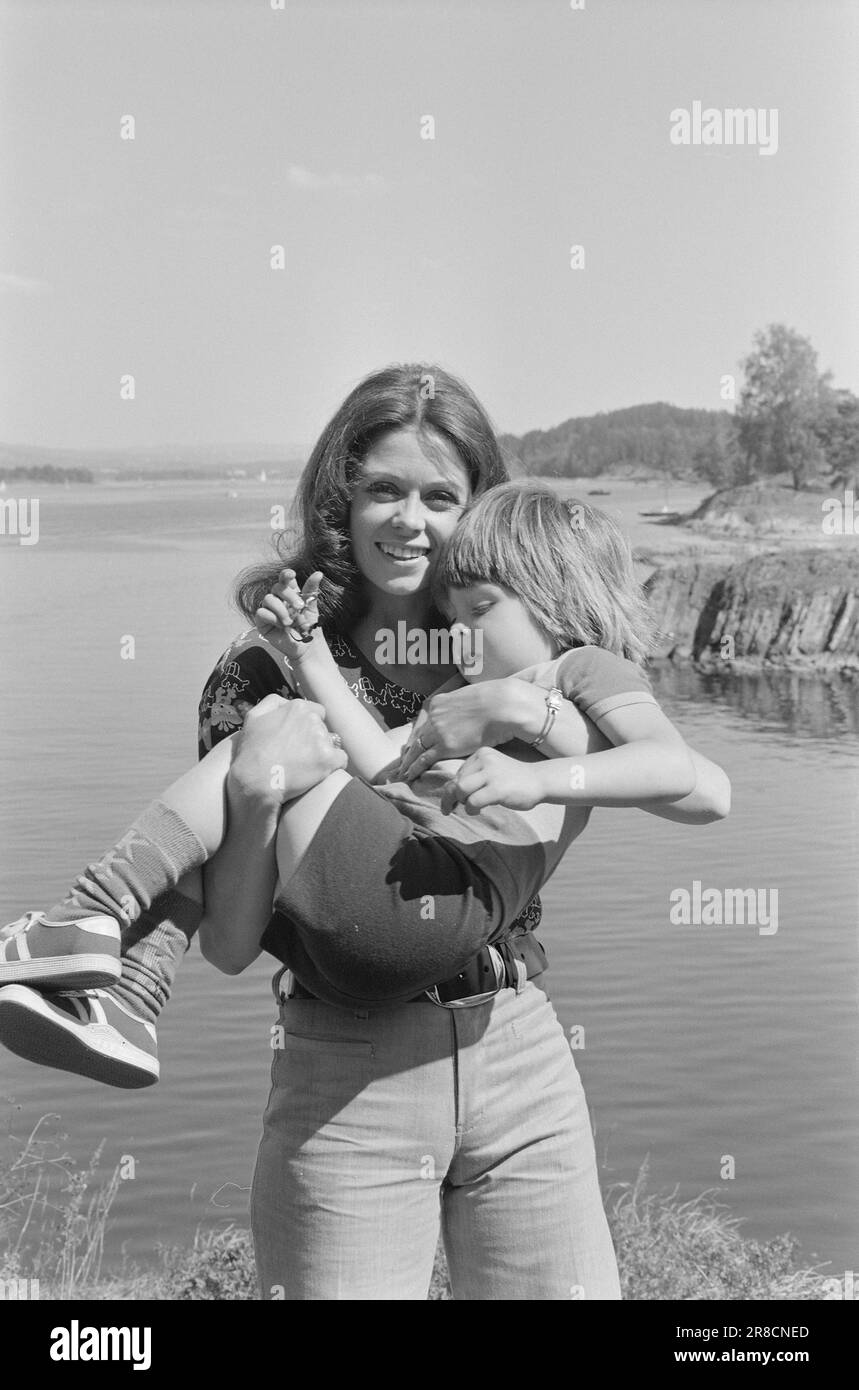 Courant 21 - 1974: Wenche à la maison Wenche Myhre - de la réussite avec Povel Ramel à Berns à Stockholm à une visite rapide à la maison sur Nesøya pour faire des enregistrements pour un grand spectacle de Wenche sur la télévision allemande, où son fils Kim prendra également part. Photo: Aage Storløkken / Aktuell / NTB ***PHOTO NON TRAITÉE*** Banque D'Images