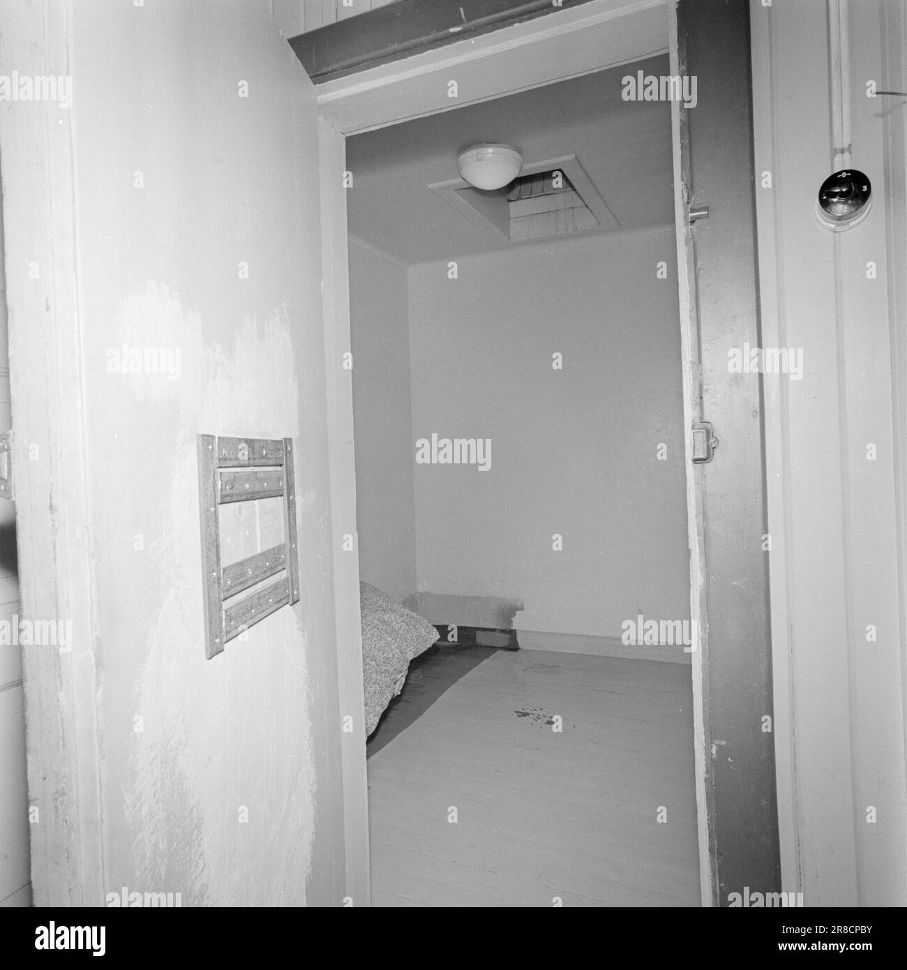 Actuel 7-8-1960 : les jours sont dénués de sens. Le comité social du Storting inspecte la maison et l'école de traitement de Bjerketun. Un isolat ressemble à ceci. Il y en a plusieurs à Bjerketun. Les filles finissent là-haut quand elles obtiennent en difficulté. Mais est-il nécessaire des garder là pendant 8 jours? Est-ce que quelqu'un obtient "meilleur" de lui?photo: Ivar Aaserud **l'image n'est pas traitée** Banque D'Images