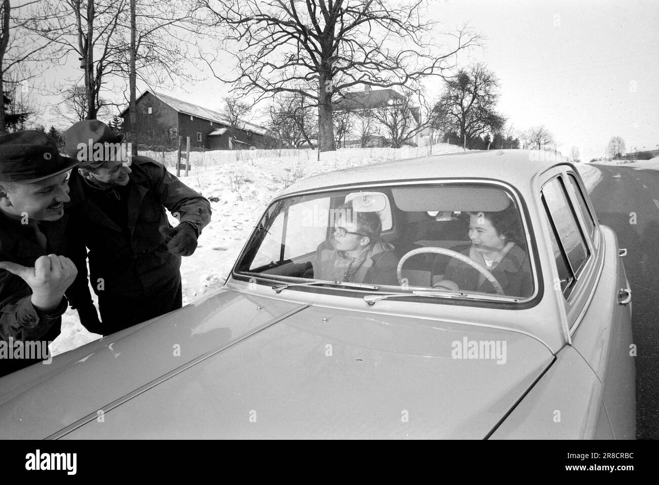 Réel 12-4-1960: C'était un samedi soir le samedi soir révèle la richesse et la pauvreté, le bonheur et le désir. Mais samedi Norvège offre une myriade de grands et petits événements. Sur les pages suivantes, vous trouverez nos prises d'un samedi d'hiver froid dans différentes villes. Sur le chemin d'un musicien de parti Leif Larsen (à gauche) de Larvik et le chef de pâtisserie Toto Pedersen de Notodden est devenu convoqué à 21 jours de formation de répétition à proximité de Notodden. Ils ont mis très peu de valeur sur la vue de la vie militaire dans les tentes samedi soir, et ont prévu juste aussi une petite excursion illégale sur votre propre. Il à Banque D'Images