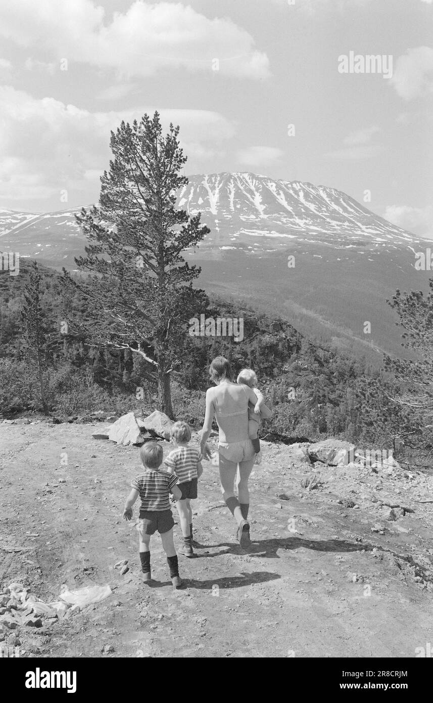 Actuel 28 - 3 - 1974: Vacances en cabine dans une nouvelle voie Even en Norvège, nous n'avons pas de place pour un nombre illimité de cabines et de maisons de vacances dans notre nature spacieuse si il ya encore des zones intactes. Nous avons besoin de rassembler plus de personnes pour chaque cabine et des collecter dans des villages avec de bonnes évacuation des déchets et des eaux usées, comme cela a été fait à Gausta Fjellgrend. A Gausta Fjellgrende, 48 propriétaires coopératives possèdent huit cabines confortables et attrayantes. Photo: Sverre A. Børretzen / Aktuell / NTB ***PHOTO NON TRAITÉE*** Banque D'Images