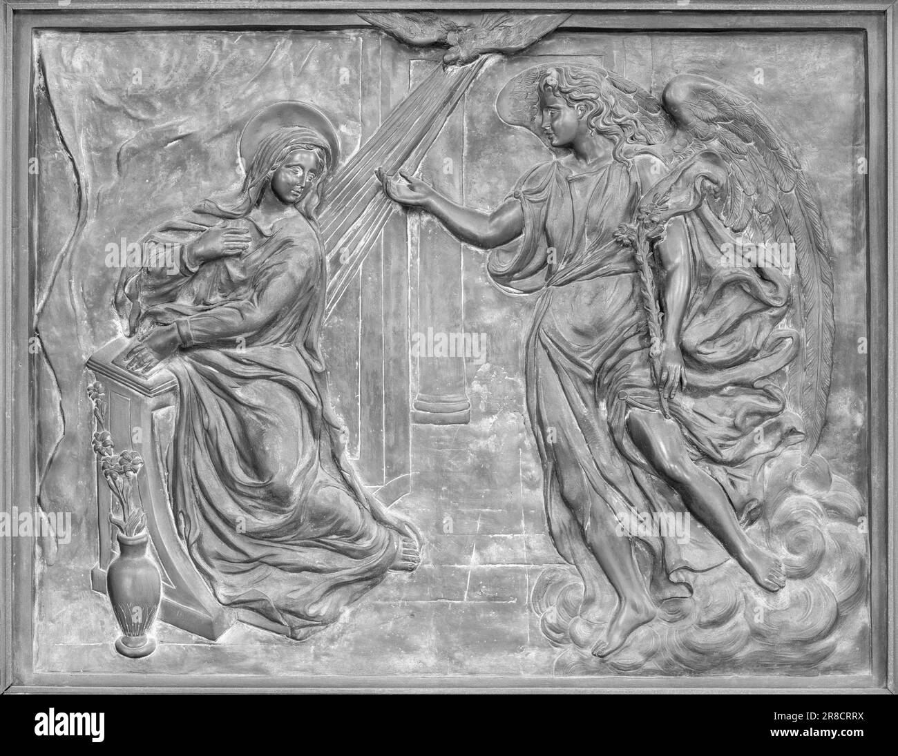 NAPLES, ITALIE - le 22 AVRIL 2023 : le relief en bronze de l'Annonciation à la porte de l'église Basilique del Incoronata Madre del Buon Consiglio Banque D'Images