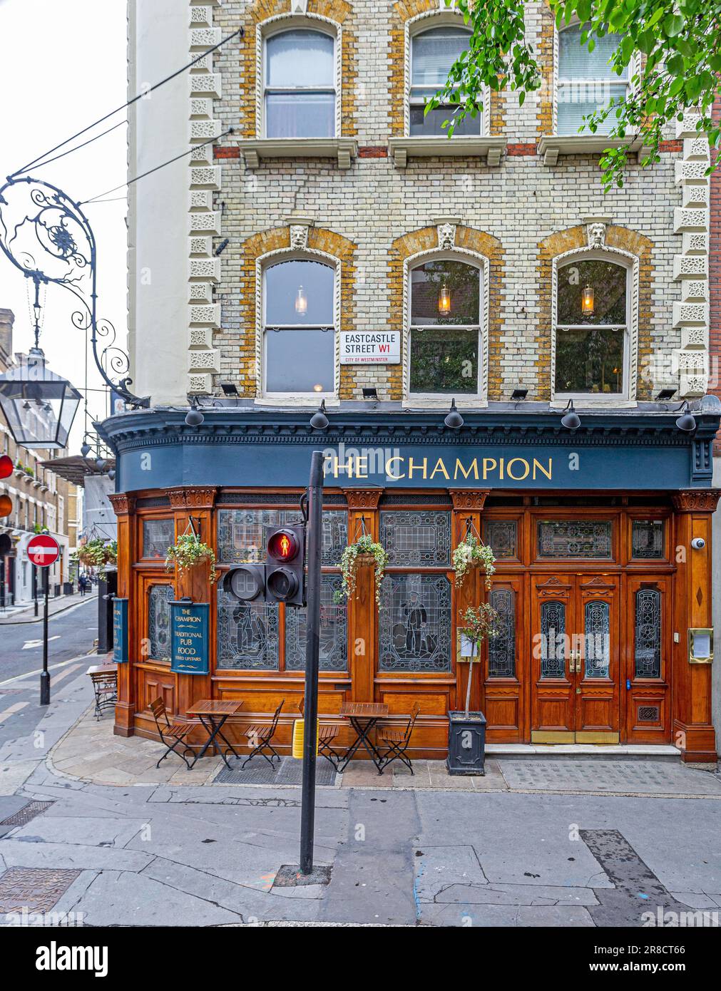 Extérieur du pub Champion à l'angle d'Eastcastle Street et Wells Street, Fitzrovia, Londres Banque D'Images