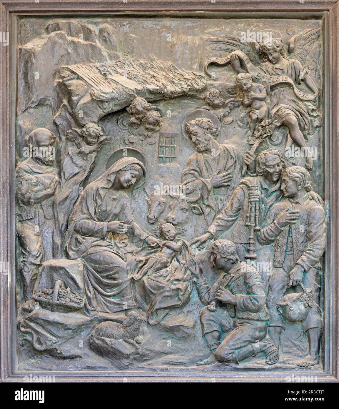 NAPLES, ITALIE - 22 AVRIL 2023 : le relief en bronze de l'adoration des bergers à la porte de l'église Basilique del Incoronata Madre del Buon Consiglio Banque D'Images