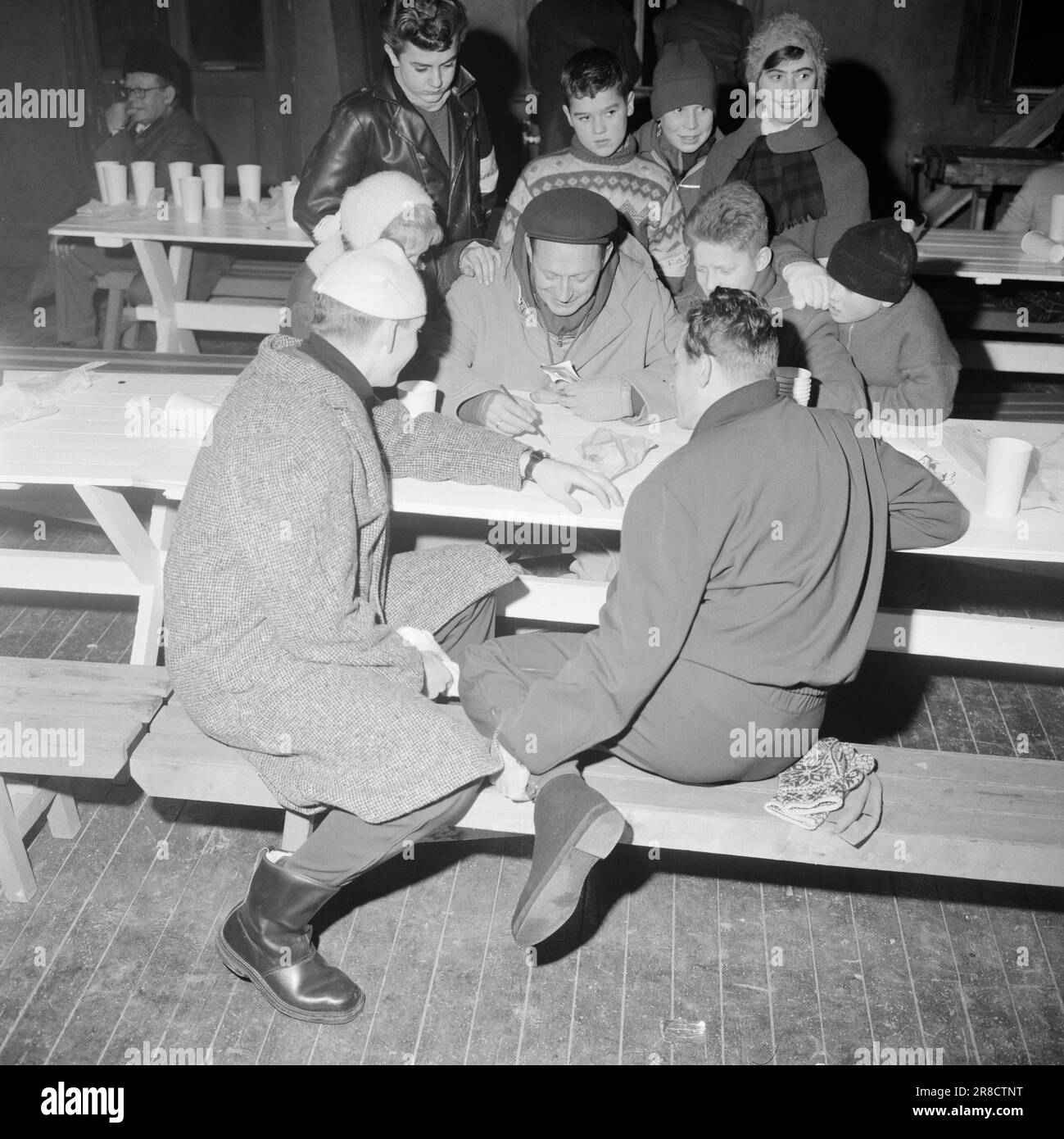 Courant 2-2-1960: Coup de pied avec le coup olympique les skieurs et les patineurs ont eu leur premier grand test de force pré-olympique le week-end dernier, les patineurs à Trondheim, les sauteurs de ski et les skieurs de fond à Gjøvik. Dans ce rapport, nos employés nous parlent, en texte et en images, de la situation parmi les meilleures aujourd'hui. Hjalmar Hjallis Andersen était en route pour la Suède, mais il a fait aux courses du nouvel an comme perdant. ALV Gjestvang t.H., et Hroar Elvenes reçoivent les conseils olympiques de 'Kong Gangt'. Photo: Ivar Aaserud / Aktuell / NTB ***PHOTO NON TRAITÉE*** Banque D'Images