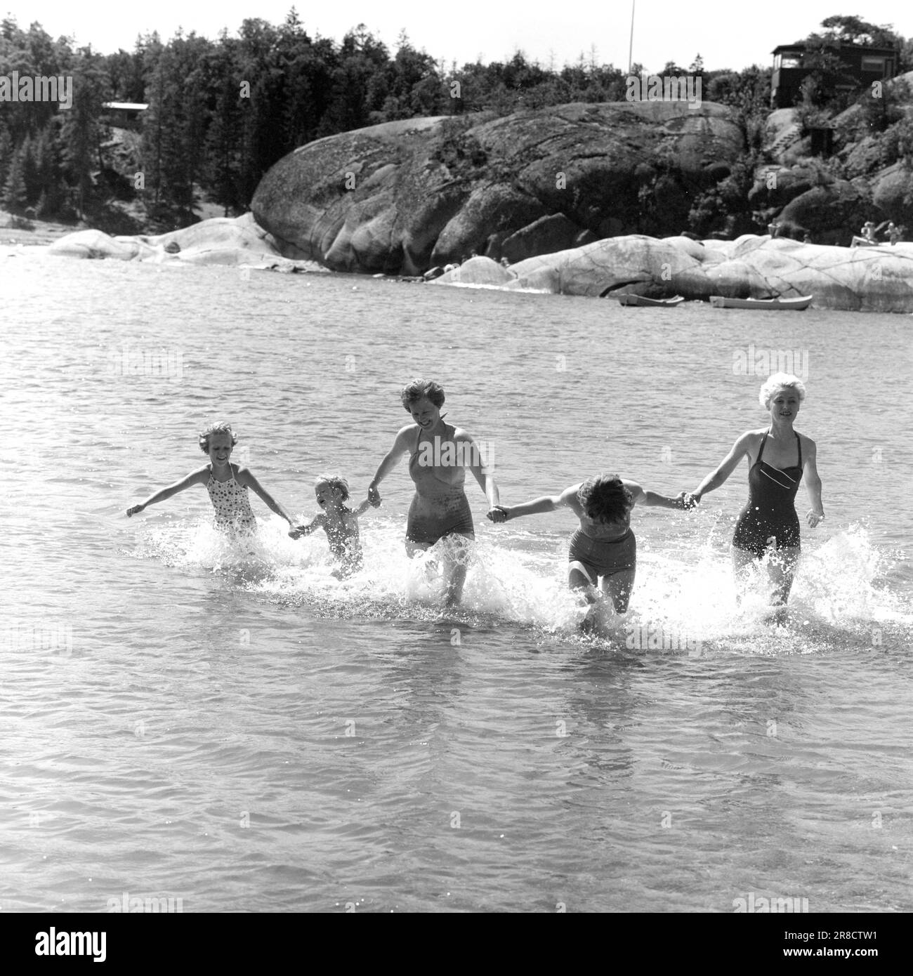 Courant 31-6-1960: Les vacances se profile à l'horizon des milliers de personnes vont en vacances en voiture et tente. Nous entrons dans l'eau beaucoup de gens ont eu des goosebumps quand ces femmes braves sont allés en mer - mais l'admiration a probablement disparu un peu quand ils sont revenus dans les maillots de bain secs de la taille vers le haut. Photo: Aage Storløkken / Aktuell / NTB ***PHOTO NON TRAITÉE*** Banque D'Images