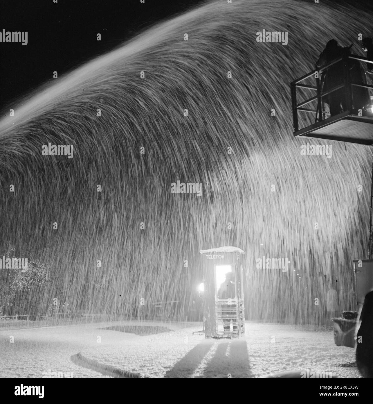 Courant 21-5-1950: Les pompiers se préparent pour l'hiverHenki Kolstad et Inger-Marie Andersen ont les rôles principaux dans le film 'VI gifter oss', qui est filmé à Oslo. Pour donner l'impression d'être en hiver, même si le tournage a lieu à l'automne, les pompiers ont pulvérisé de la mousse de savon dans les rues. Et c'est ainsi que le service d'incendie se prépare pour l'hiver. Seul un est assez étroit-esprit et a aussi le goût pauvre, donc si on ne reconnaît pas l'odeur traître de savon, on commencera bientôt à geler aux pieds. Et la caméra qui est élevée sur l'une des voitures spéciales de Sporveienes, c'est-à-dire dans le pi Banque D'Images