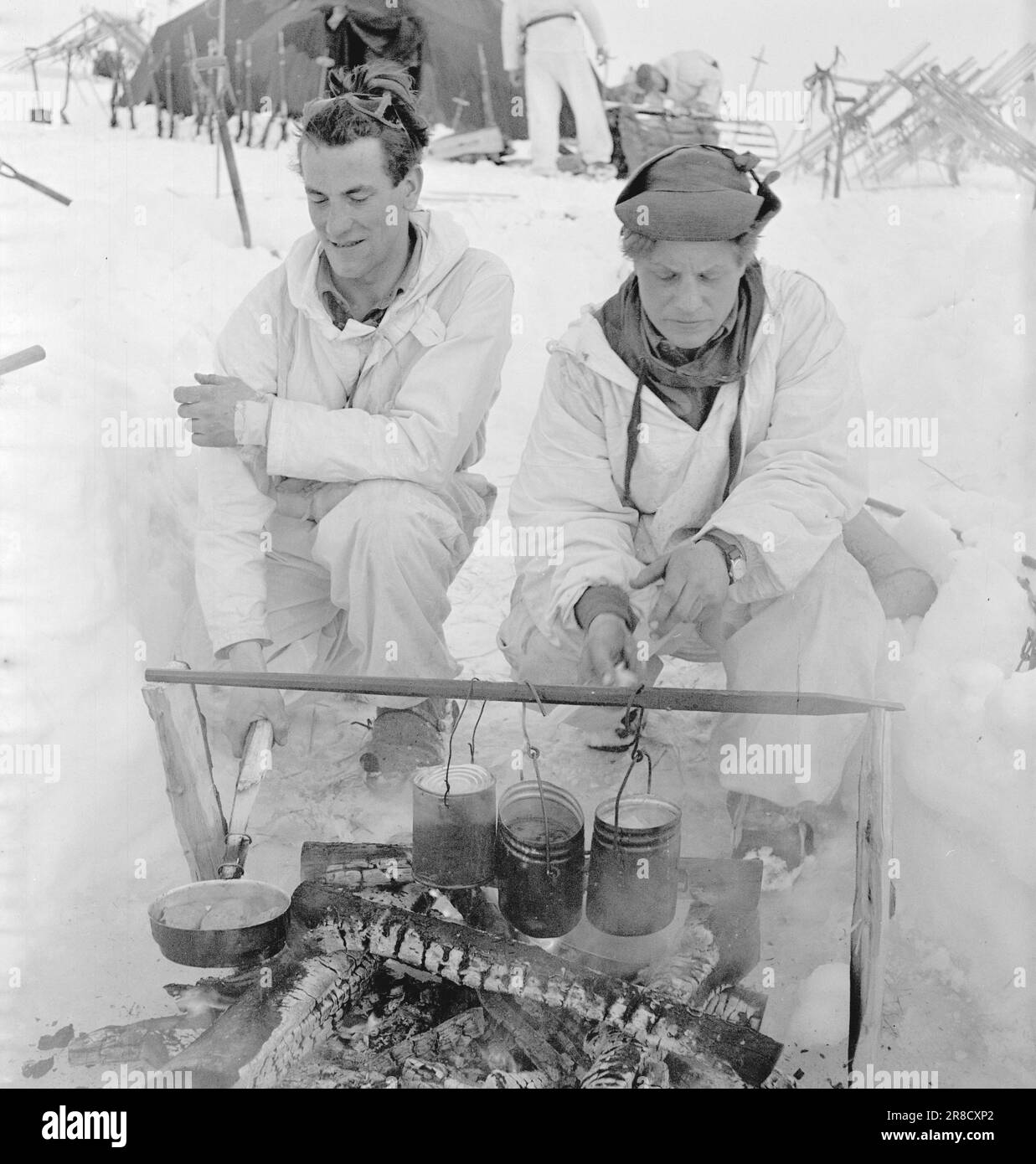 Réel 06-1950: Marche de montagne exigeante.les étudiants de l'École de commandement pour l'infanterie et le cours du sergent, 450 hommes, ont été sur une marche de montagne de six jours avec l'équipement complet d'hiver et l'armement. Les apprentis Harald Olsen et Asbjørn Mikkelsen n'ont peut-être pas été des chefs cuisiniers maîtres, mais ils ont géré un repas qu'aucun restaurant ne peut faire mieux. Photo: Sverre A. Børretzen / Aktuell / NTB ***PHOTO NON TRAITÉE*** Banque D'Images