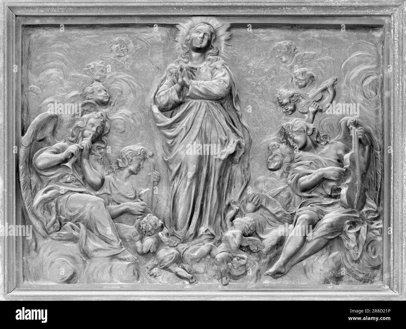 NAPLES, ITALIE - 22 AVRIL 2023 : le relief en bronze de l'Assomption à la porte de l'église Basilique dell Incoronata Madre del Buon Consiglio Banque D'Images