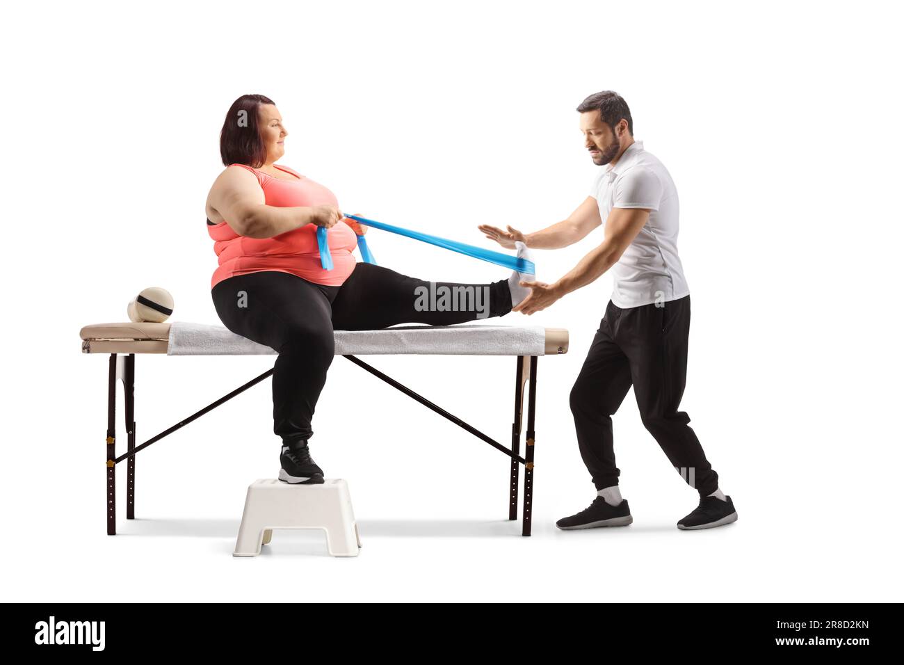 Physiothérapeute aidant une femme en surpoids s'exerçant avec un bracelet d'étirement isolé sur fond blanc Banque D'Images