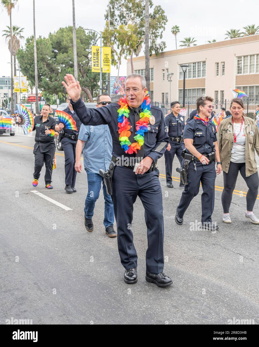 Los Angeles, CA, États-Unis – 11 juin 2023 : le chef du département de police de Los Angeles, Michael Moore, marche à la parade de la fierté à Los Angeles, CA. Banque D'Images