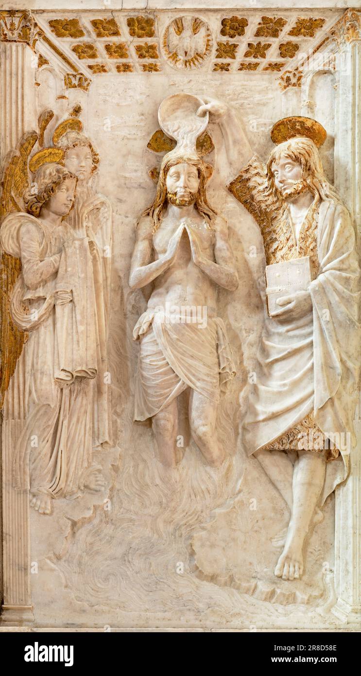 NAPLES, ITALIE - 23 AVRIL 2023 : le relief en marbre du Baptême de Jésus-Christ dans l'église Chiesa di San Giovanni a Carbonara Banque D'Images