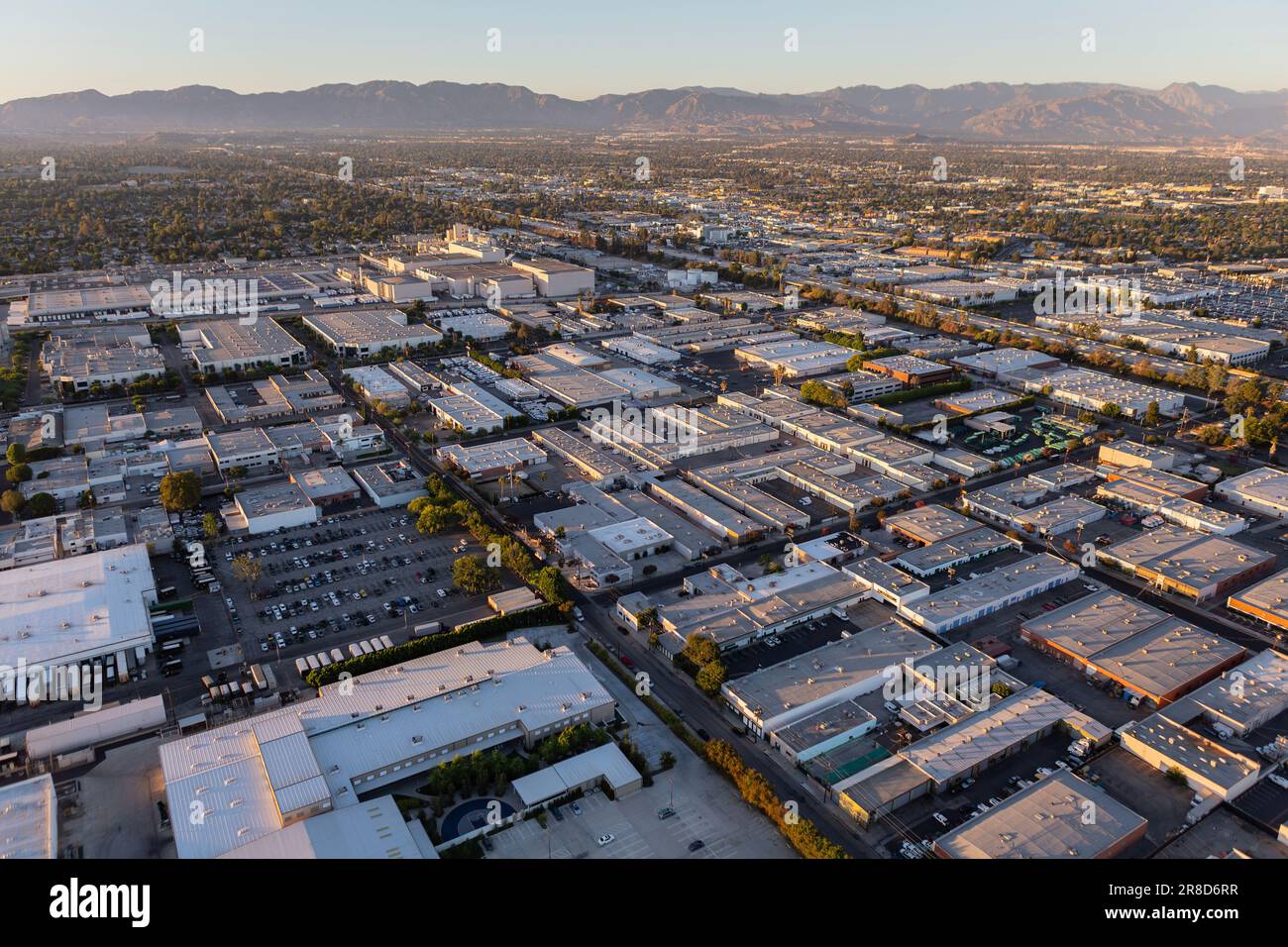 Vue aérienne en fin d'après-midi des bâtiments industriels dans la région de Van Nuys à Los Angeles, Californie. Banque D'Images