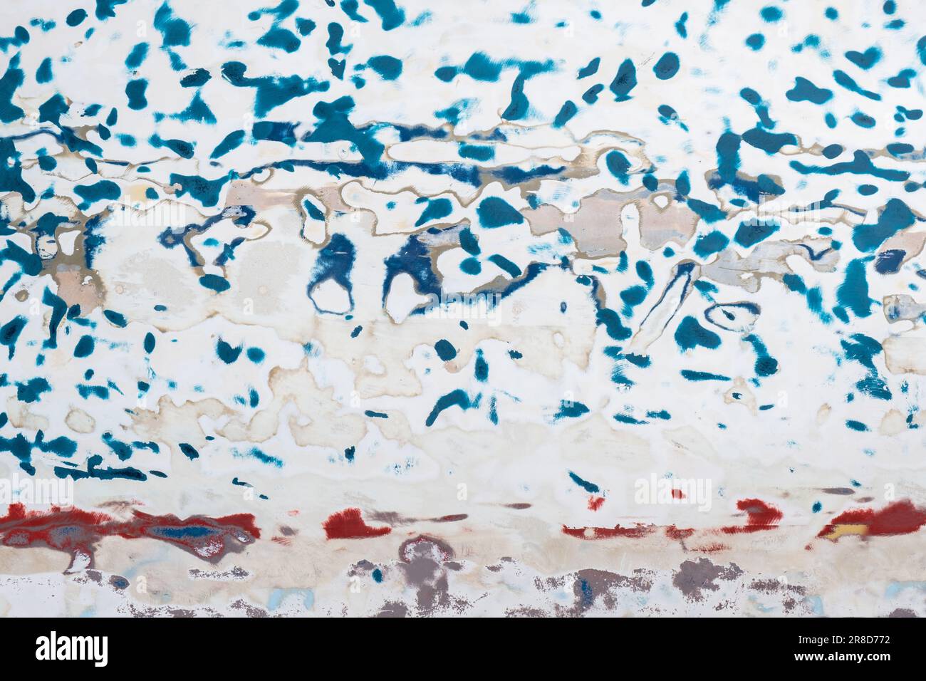 Restauration de la surface polie. Nettoyer la vieille peinture sur la surface du métal avant de peindre. Industrie de la peinture marine, des revêtements et de la rénovation de bateaux. Banque D'Images