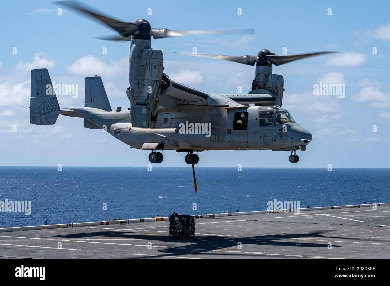 ÉTATS-UNIS Les Marines affectés à l'escadron de Tiltrotor moyen marin 364 (REIN), atterrissent un Osprey MV-22B sur l'USS Lewis B Puller dans la mer Rouge, 23 mai 2023. Marines avec VMM-364 a mené une formation de réapprovisionnement vertical pour s'assurer que tous les membres de l'équipage restent compétents tout en soutenant les manœuvres navales et les objectifs au niveau de la flotte. (É.-U. Photo de la Force aérienne par le sergent d'état-major Aaron Irvin) Banque D'Images