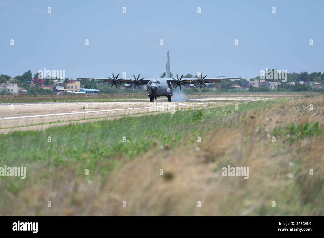 Un Hercules C-130H provenant des taxis de l'aile du pont aérien 94th sur la ligne aérienne avant d'effectuer une sortie de vol conjointe à la base aérienne de Kenitra, au Maroc, au 14 juin 2023. Dix-huit nations et environ 8 000 membres du personnel participeront à African Lion 2023, aux États-Unis Le plus grand exercice annuel conjoint du Commandement de l'Afrique qui aura lieu au Ghana, au Maroc, au Sénégal et en Tunisie à partir de 13 mai-18 juin 2023. (États-Unis Photo de la Force aérienne par le premier Airman Jan K. Valle) Banque D'Images