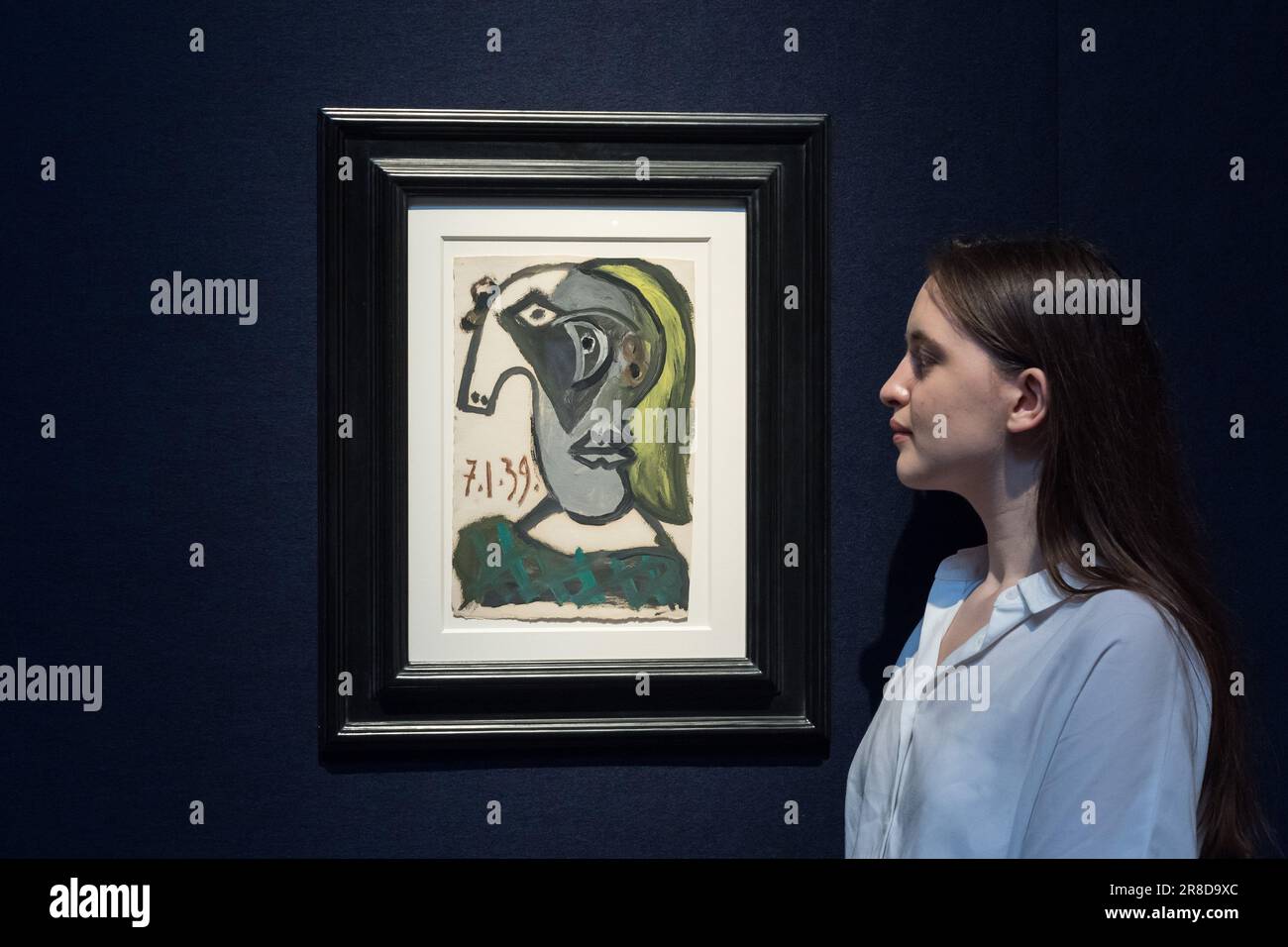 LONDRES, ROYAUME-UNI - 20 JUIN 2023 : Un membre du personnel de la galerie regarde un tableau intitulé «Tete de femme (Dora Maar)» de Pablo Picasso (est. £500 000 – 800 000) lors d'un photocall à la maison de vente aux enchères de Christie présentant les points forts de la vente en soirée du 20th/21st siècle à Londres, au Royaume-Uni, sur 20 juin 2023. La série de vente aux enchères d’œuvres d’art Christie’s 20th/21st Century rend hommage aux chefs-d’œuvre de plus de 100 ans de créativité et d’innovation, présentés sur quatre ventes en direct et en ligne dans le centre artistique international de Londres en juin. (Photo de Wiktor Szymanowicz/NurPhoto) Banque D'Images