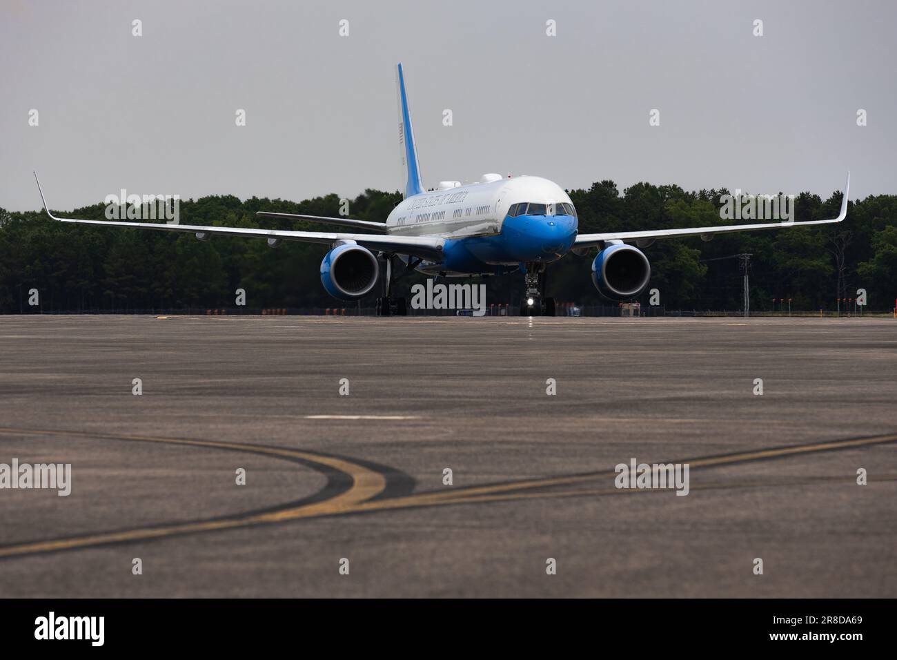 Air Force One taxis pour la base de la Garde nationale aérienne de Bradley, East Granby, Connecticut, 16 juin 2023. Bien qu'ils servent normalement dans le rôle de la Force aérienne deux, les C-32A sont parfois utilisés pour transporter le Président lorsqu'ils atterrissent dans des aéroports plus petits, ou lorsque les VC-25 ne sont pas disponibles. (É.-U. Photo de l'armée par le Sgt Matthew Lucibello) Banque D'Images