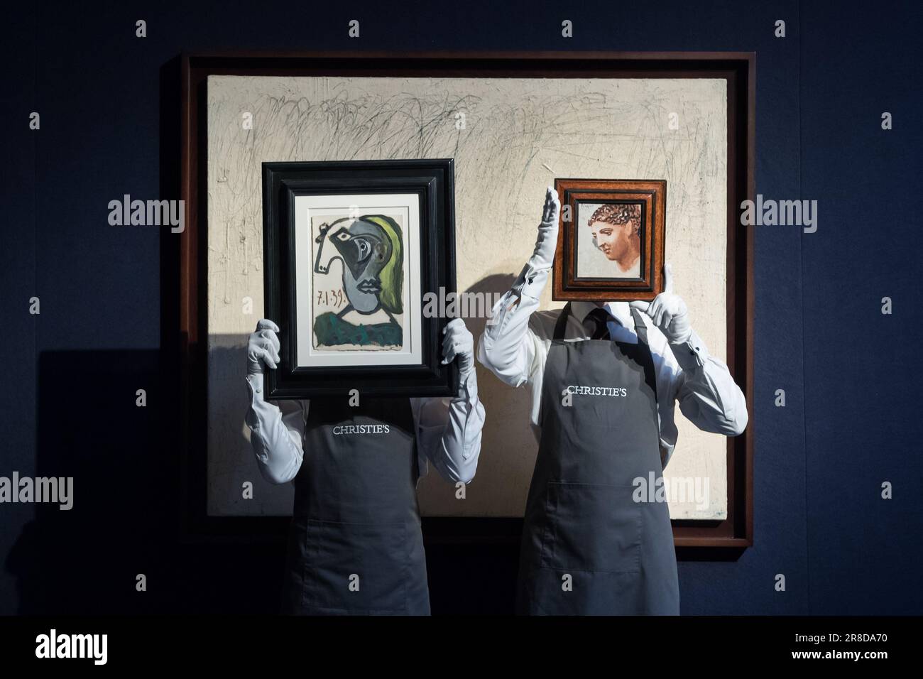 LONDRES, ROYAUME-UNI - 20 JUIN 2023 : Les maîtres d'art présentent deux tableaux de Pablo Picasso (L-R) «Tete de femme (Dora Maar)» (est. £500 000 – 800 000) et «Tete de femme» (est. £700 000 – 1 000 000) au cours d'une séance photo à la maison de vente aux enchères de Christie présentant les points forts de 20th/21st Century Evening sale à Londres, au Royaume-Uni, sur 20 juin 2023. La série de vente aux enchères d’œuvres d’art Christie’s 20th/21st Century rend hommage aux chefs-d’œuvre de plus de 100 ans de créativité et d’innovation, présentés sur quatre ventes en direct et en ligne dans le centre artistique international de Londres en juin. (Photo de Wiktor Szymanowicz/NURP Banque D'Images
