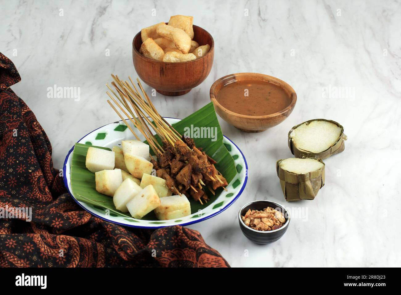 Sate Padang, cuisine traditionnelle bœuf Satay de Padang Indonésie. Servi avec du Lontong ou du Keupat, du gâteau au riz comprimé et de la sauce spéciale jaune Banque D'Images