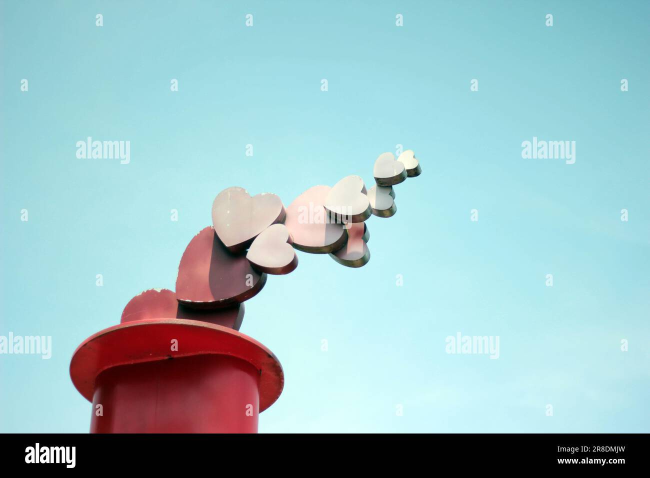 Une sculpture en forme de coeur avec un ciel bleu en arrière-plan Banque D'Images