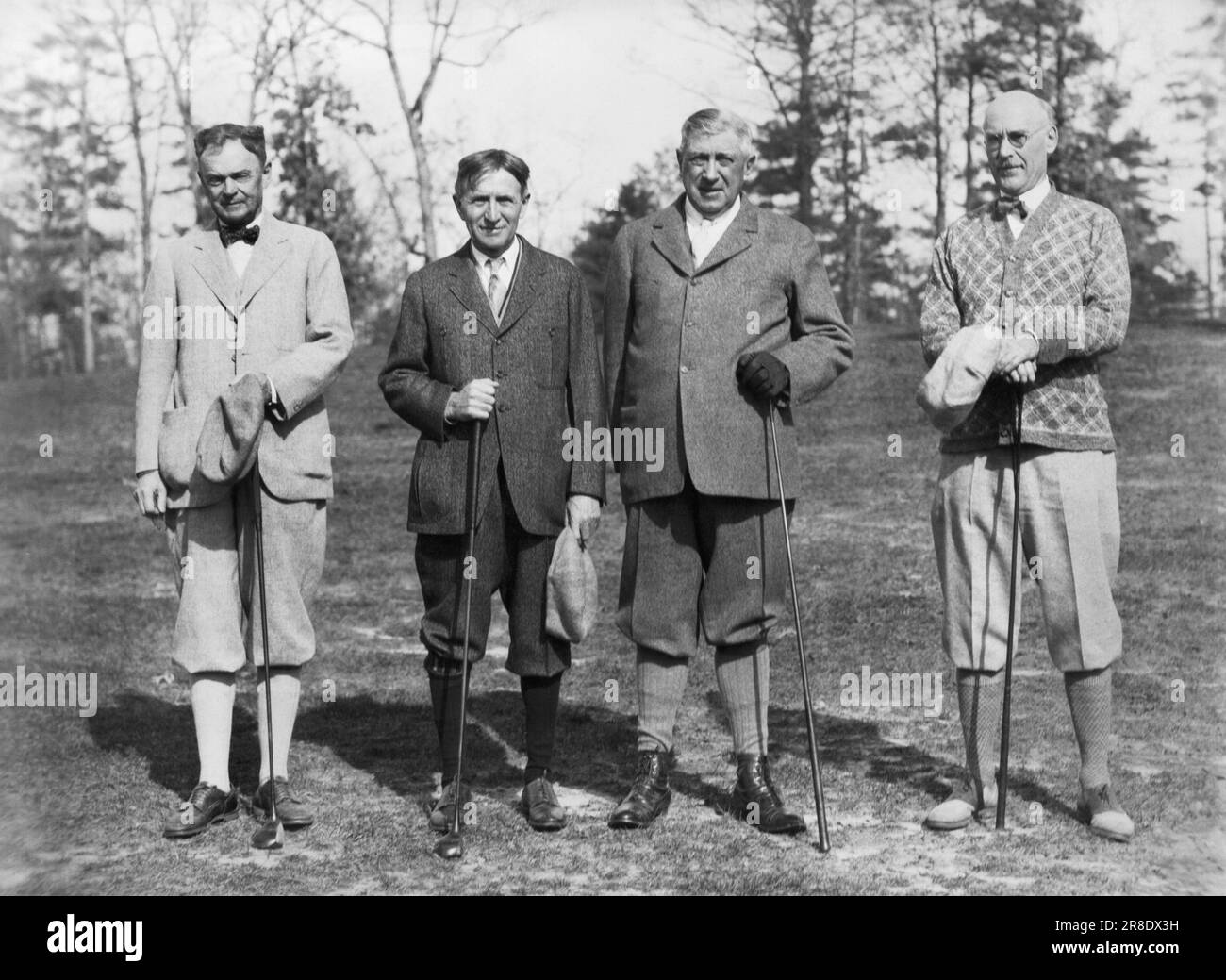Asheville, Caroline du Nord : c. 1924 L-R : Charles Webb, Harvey Firestone, Charles Schwab et Herbert Miles font une pause pendant leur partie de golf. Banque D'Images