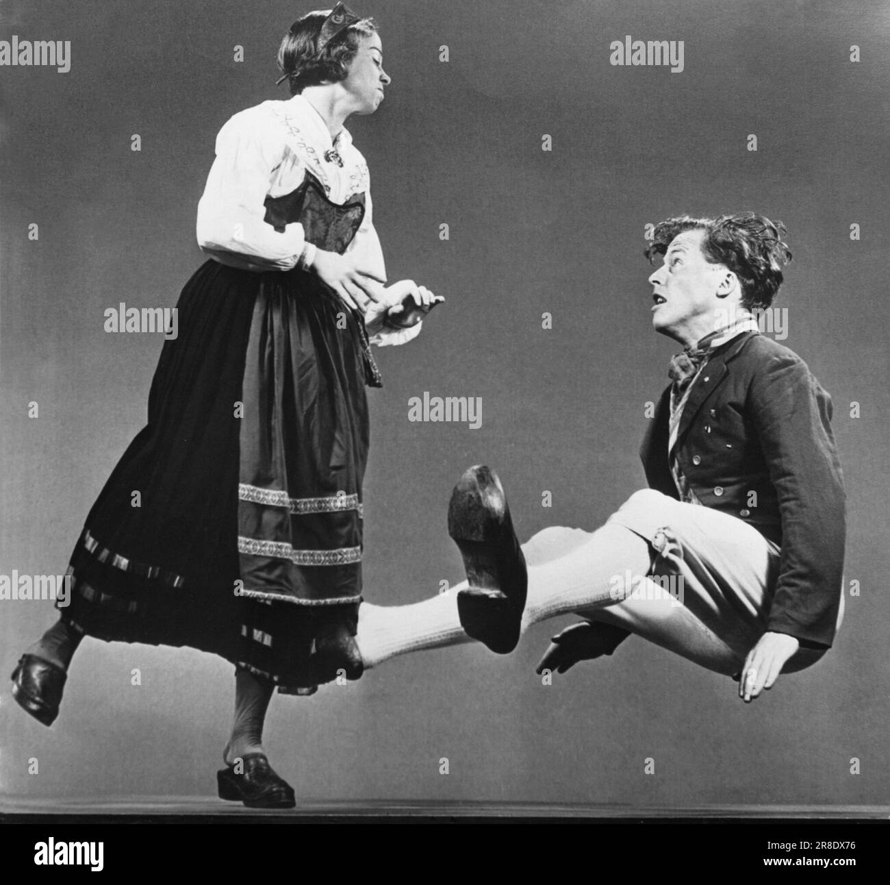Etats-Unis: 23 janvier 1942 Une caméra à grande vitesse capture ce mouvement difficile d'une danse suédoise de chaussure en bois. Banque D'Images