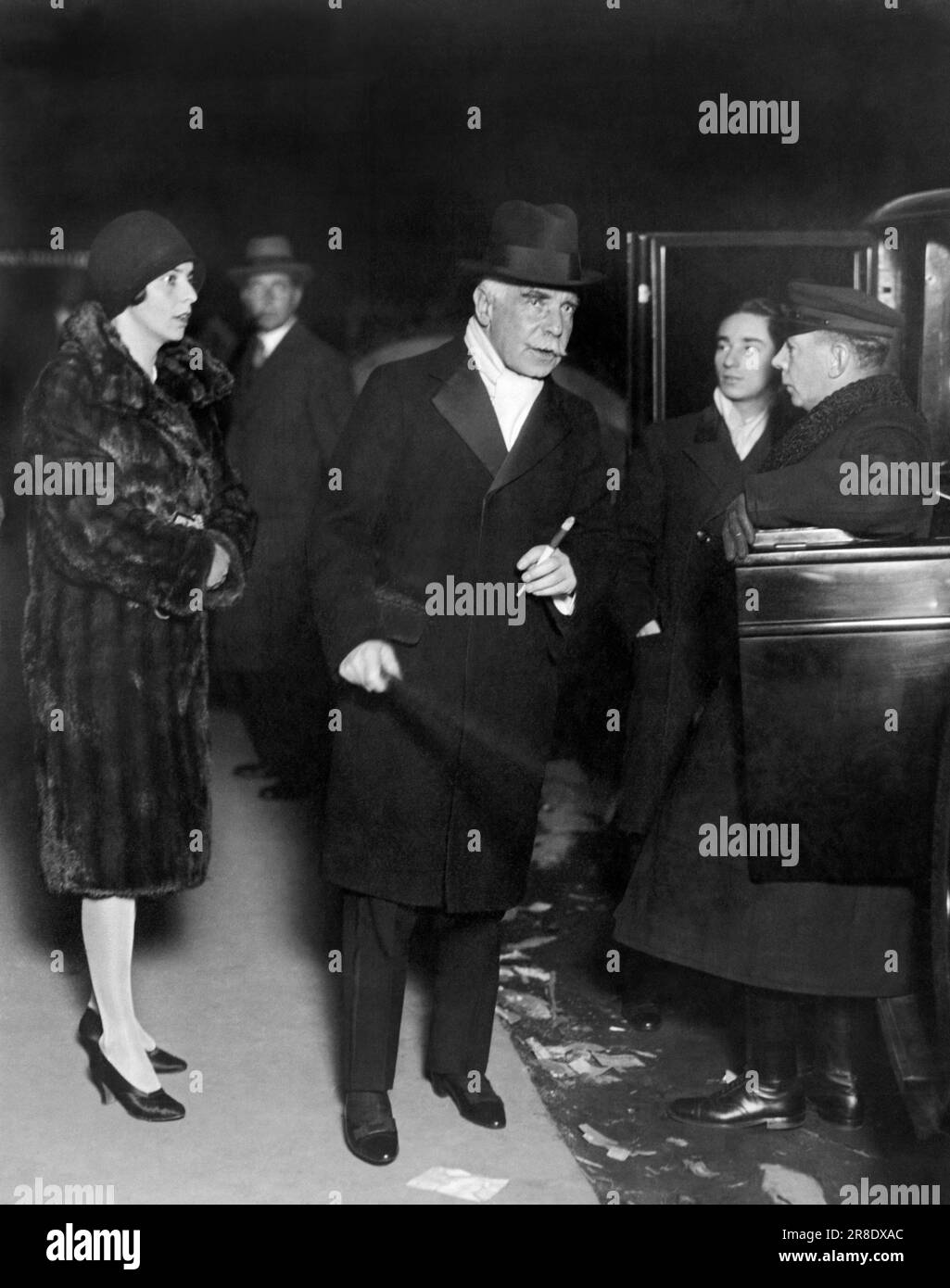New York, New York: c. 1929 financier et banquier Otto Kahn arrive avec sa fille pour assister aux courses cyclistes de six jours qui se tiennent à Madison Square Garden. Banque D'Images