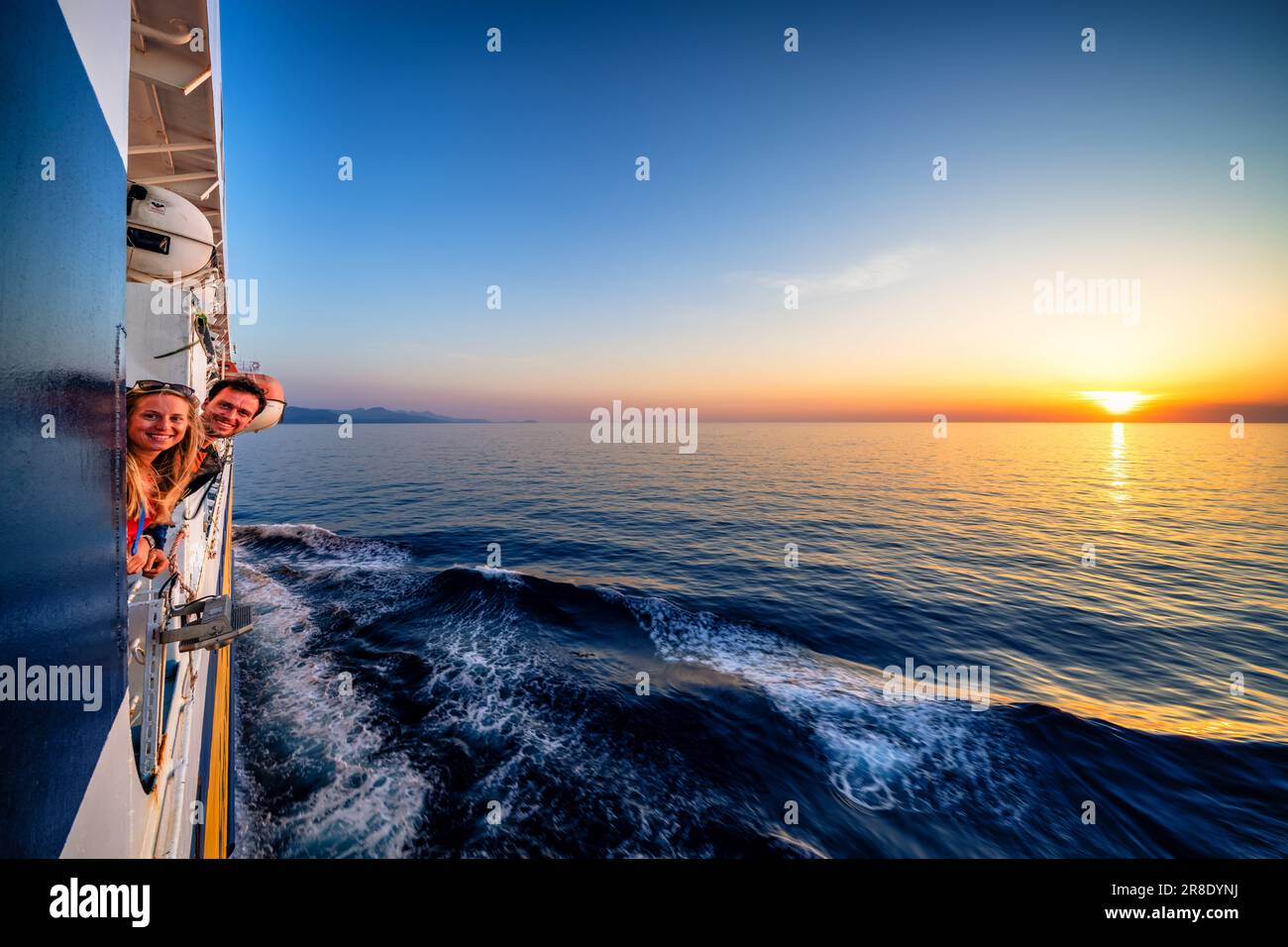 Coucher de soleil au navire Corsica Ferries, presque à la ville de L'Île-Rousse, île Corse, France Banque D'Images