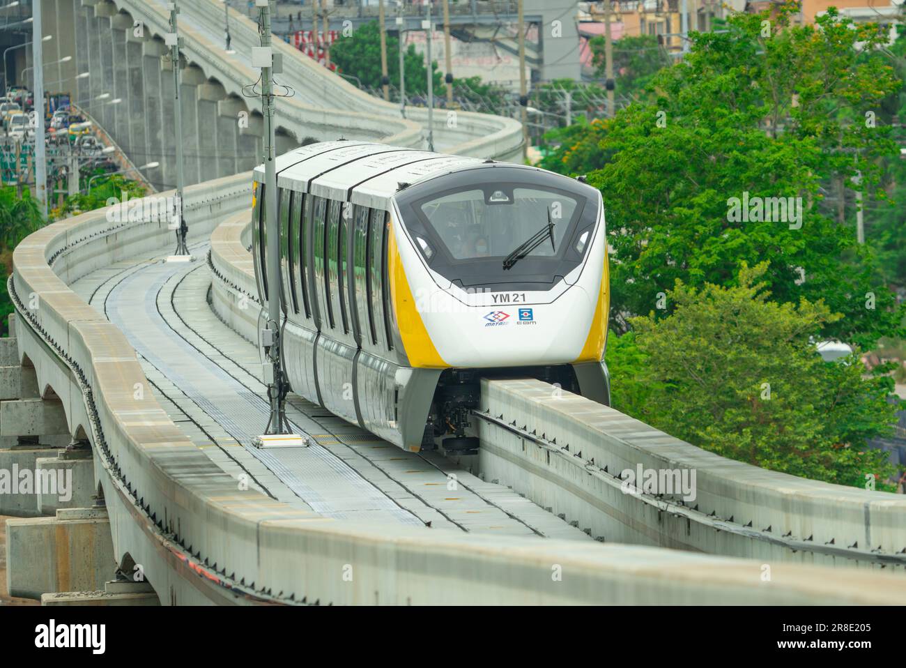 BANGKOK, THAÏLANDE-10 JUIN 2023: Ligne jaune MRT monorail élevé de l'autorité de transit rapide de masse de Thaïlande. Metropolitan Rapid Transit. Opérateur Banque D'Images